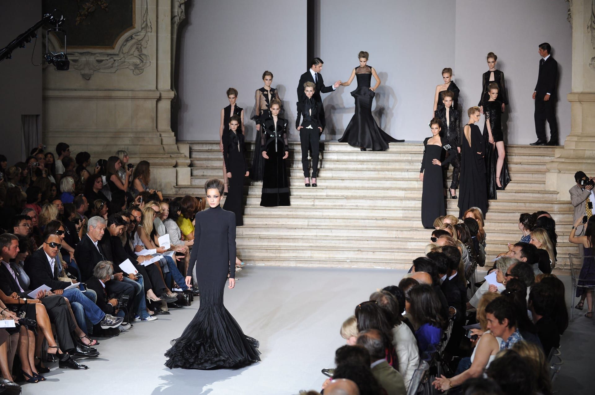 بين الأمس واليوم، اختلفت تجربة تصوير أسايبع الموضة العالمية بشكل كبير مع المصوّر السوري- الفرنسي عمار عبد ربّه.