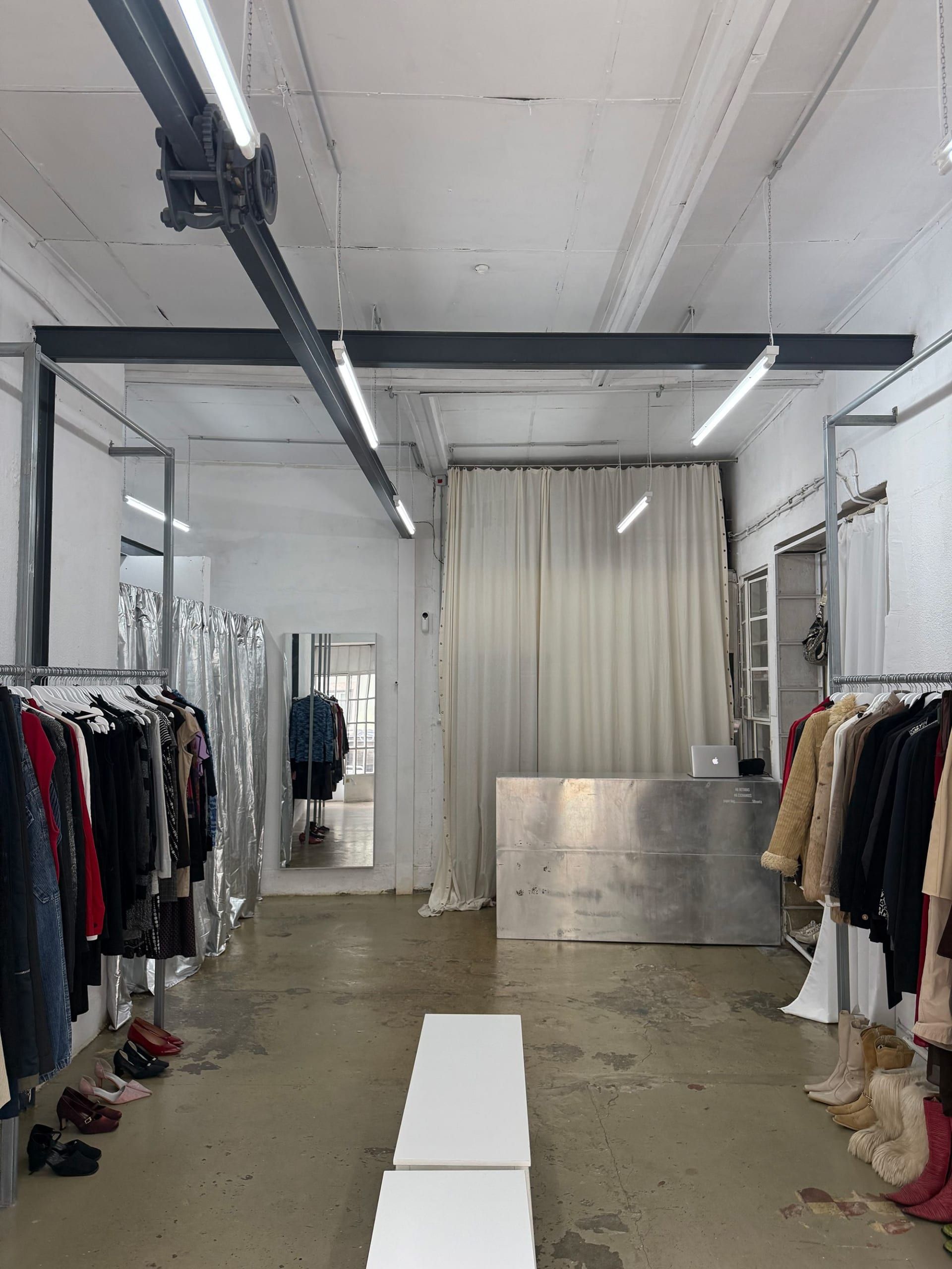 افتتحت ماريا ماتشادو متجرها “كيورايتد” في لشبونة الصيف الماضي، وهو اسم يعكس بدقة مفهوم التنسيق الدقيق الذي تقوم به.