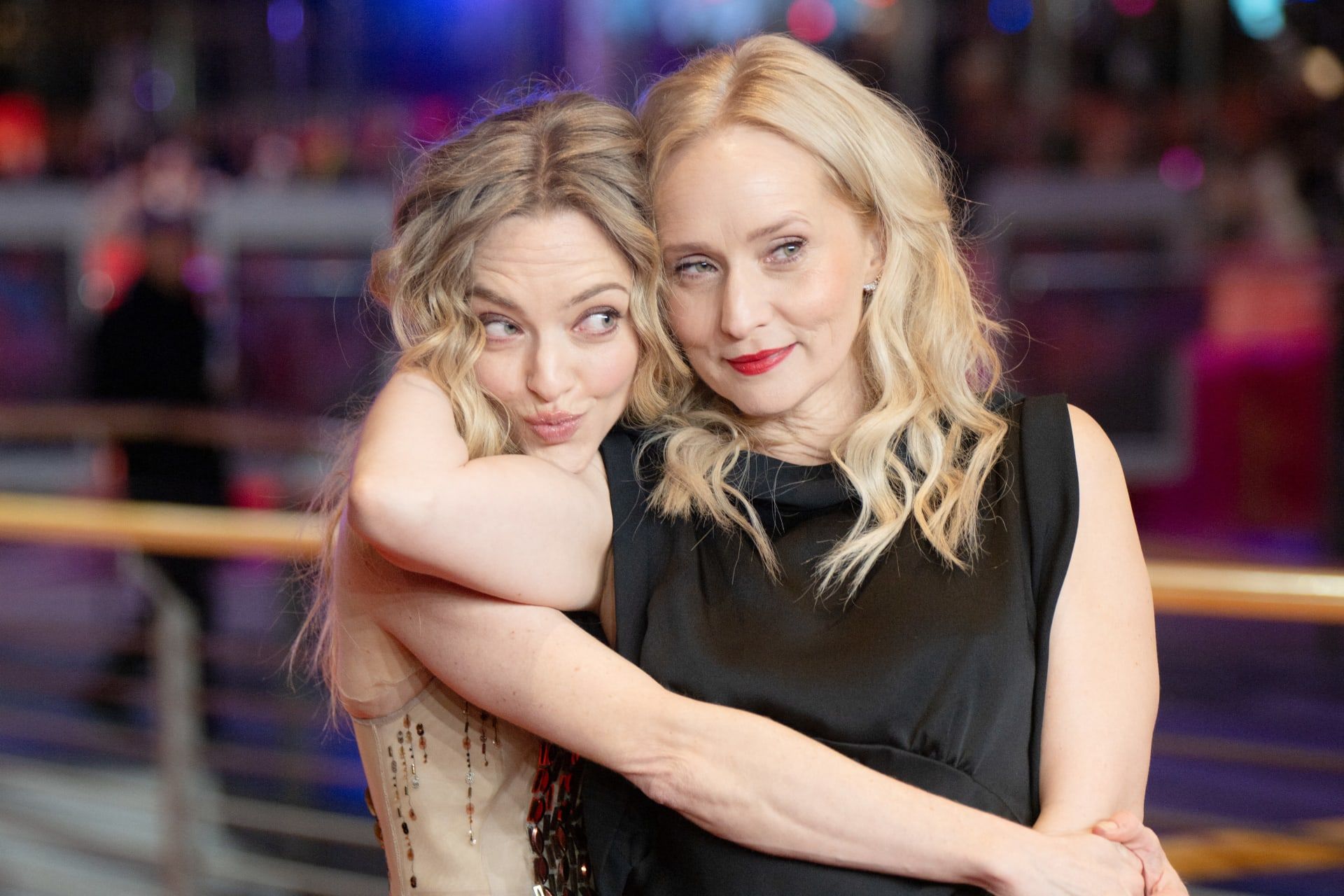 الممثّلة الأمريكيّة أماندا سيفريد خلال العرض الأول The Testament of Ann Lee في مهرجان برلين السينمائي الدولي.