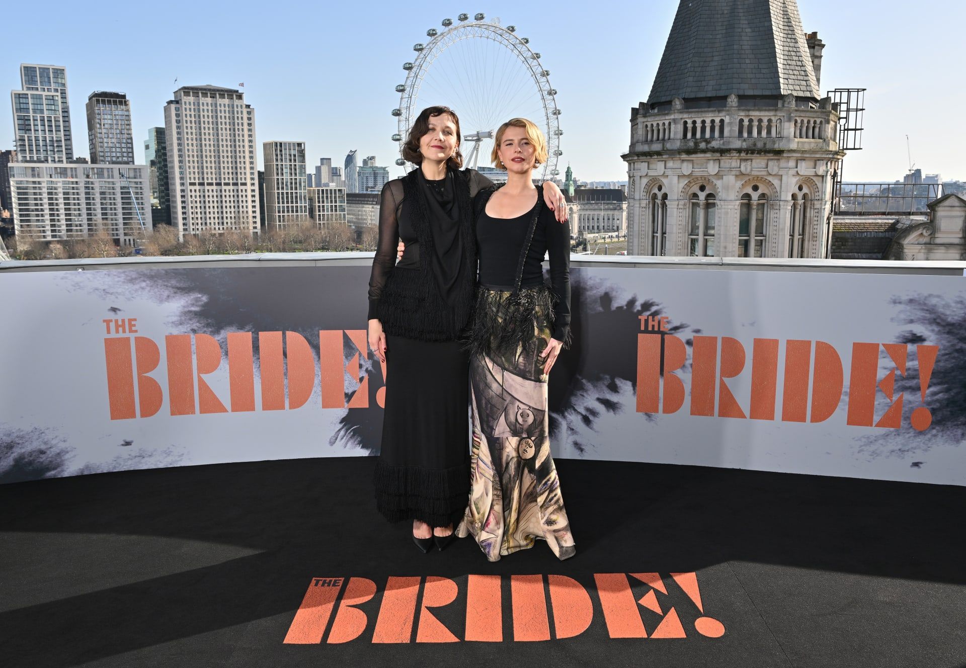 الممثّلة والمغنّية الإيرلندية جيسي باكلي والممثّلة الأميركيّة ماغي جيلينهال بأزياء سوداء في حلسة التصوير.