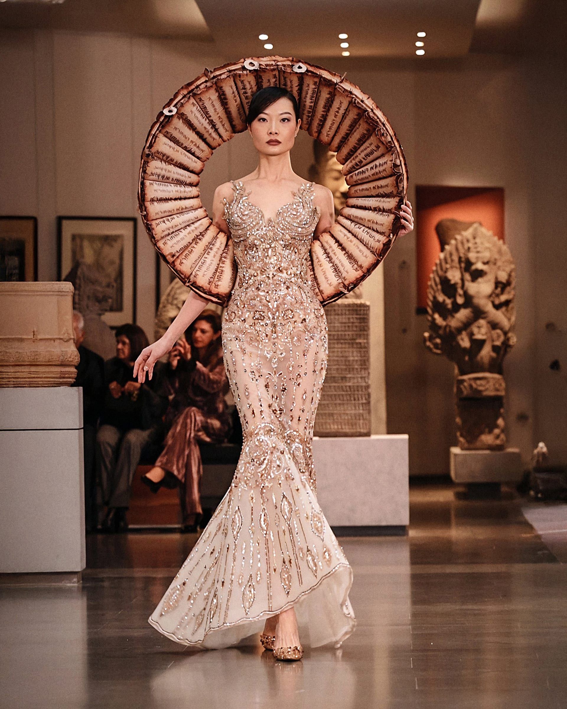 وجّهت المصممة السورية في مجموعتها الباريسية تحية لقوة المرأة الداخلية.