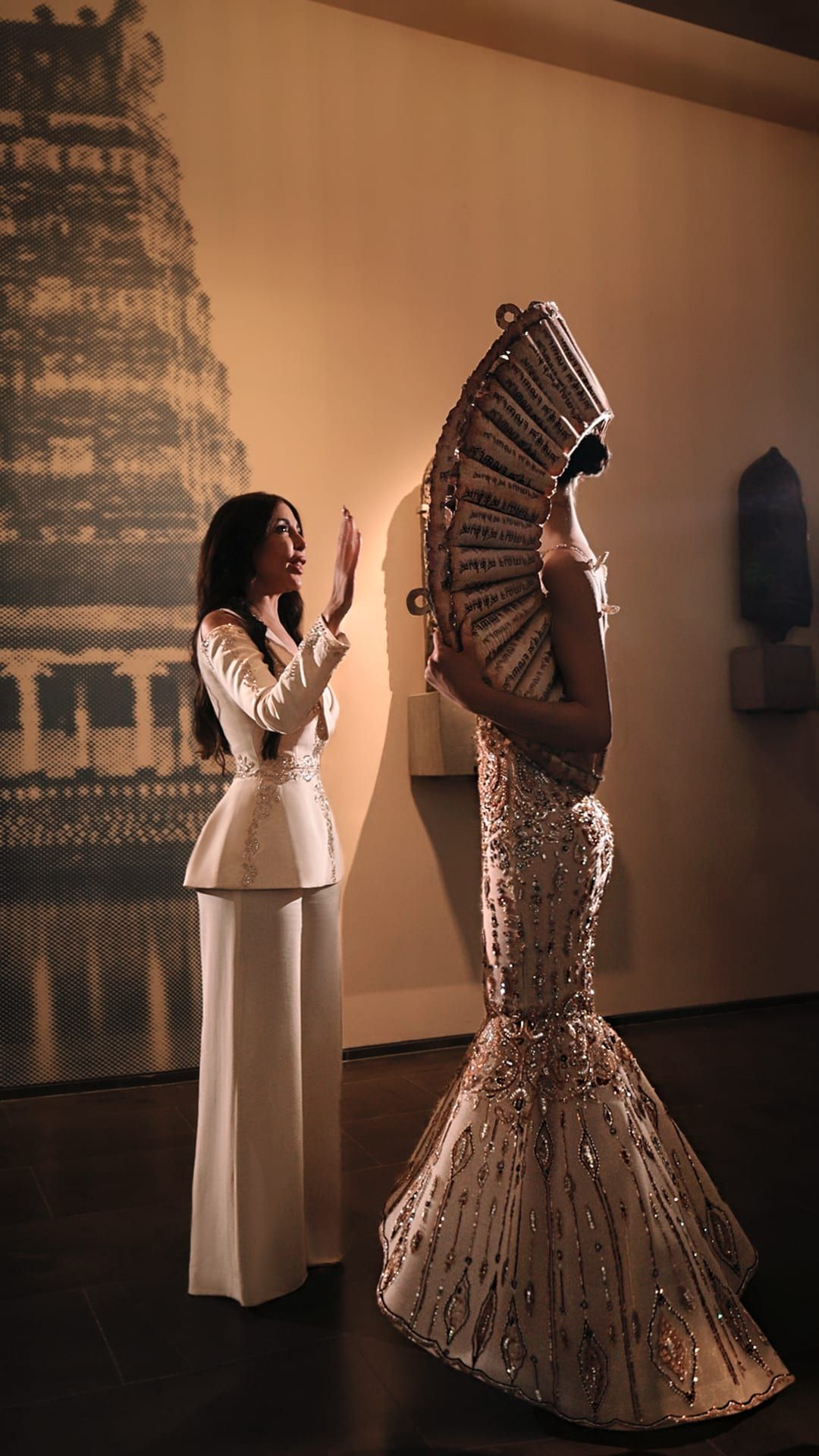 المصممة السورية منال عجاج في جلسة تصوير خاصّة بالمجموعة.