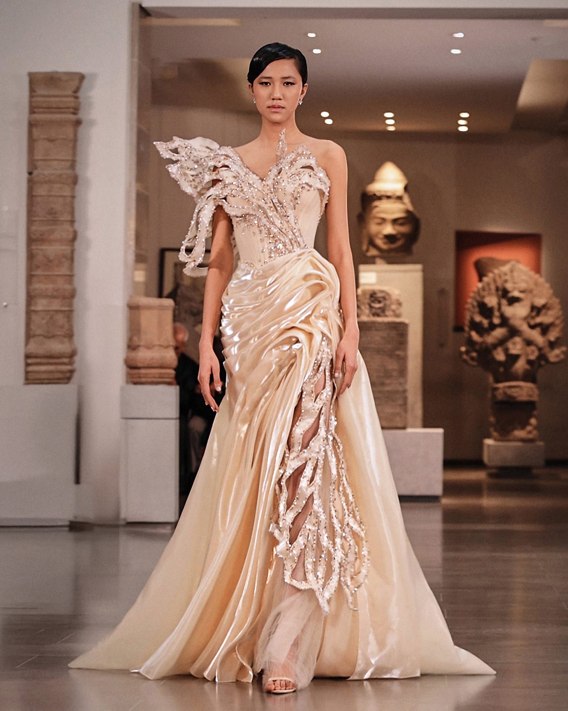 تختصر عجاج تصميم الأزياء بأنّه حوار حقيقي بين التراث والمستقبل.