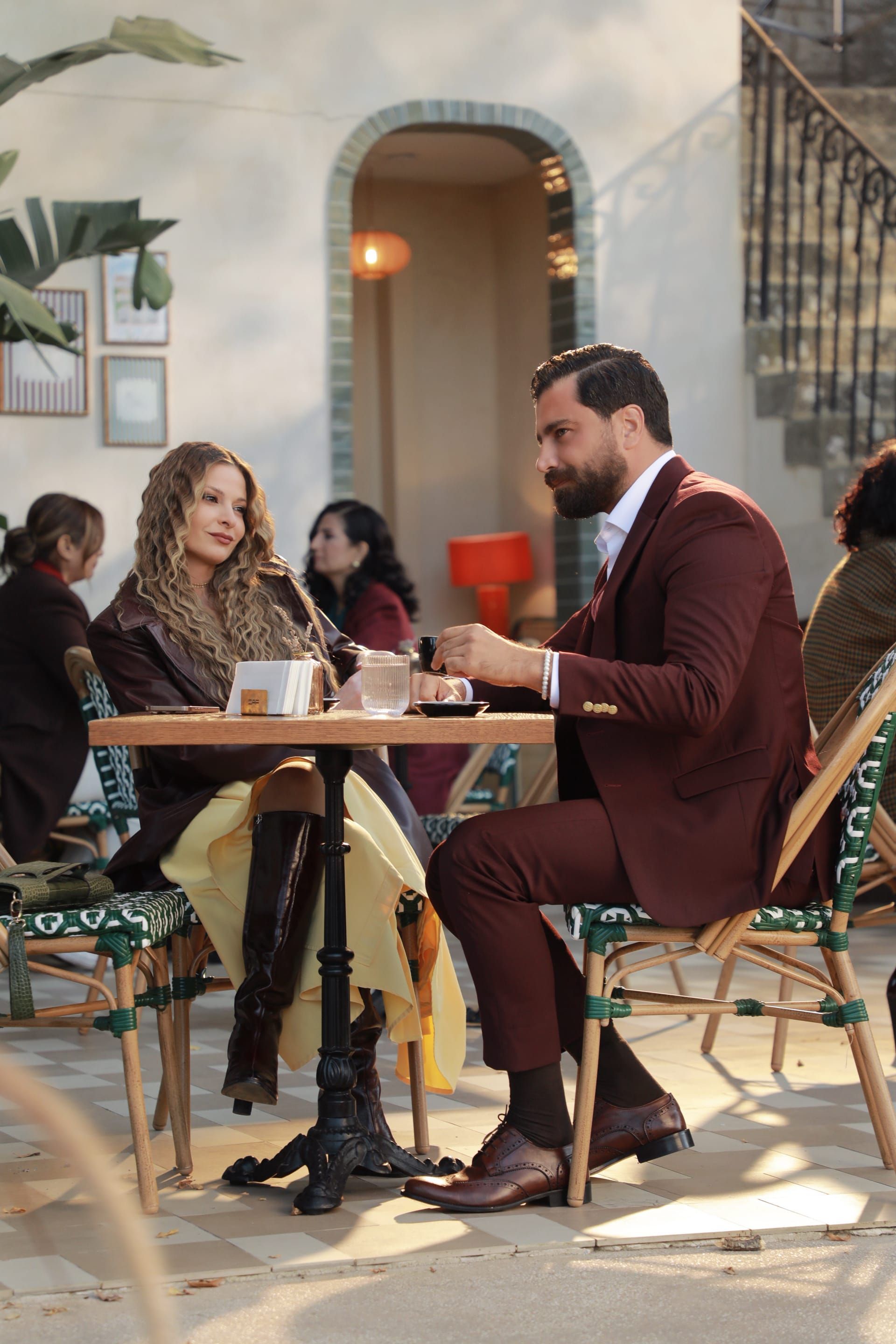 ساهمت أزياء بطلي العمل الرمضاني في إضفاء الكيمياء بينهما.