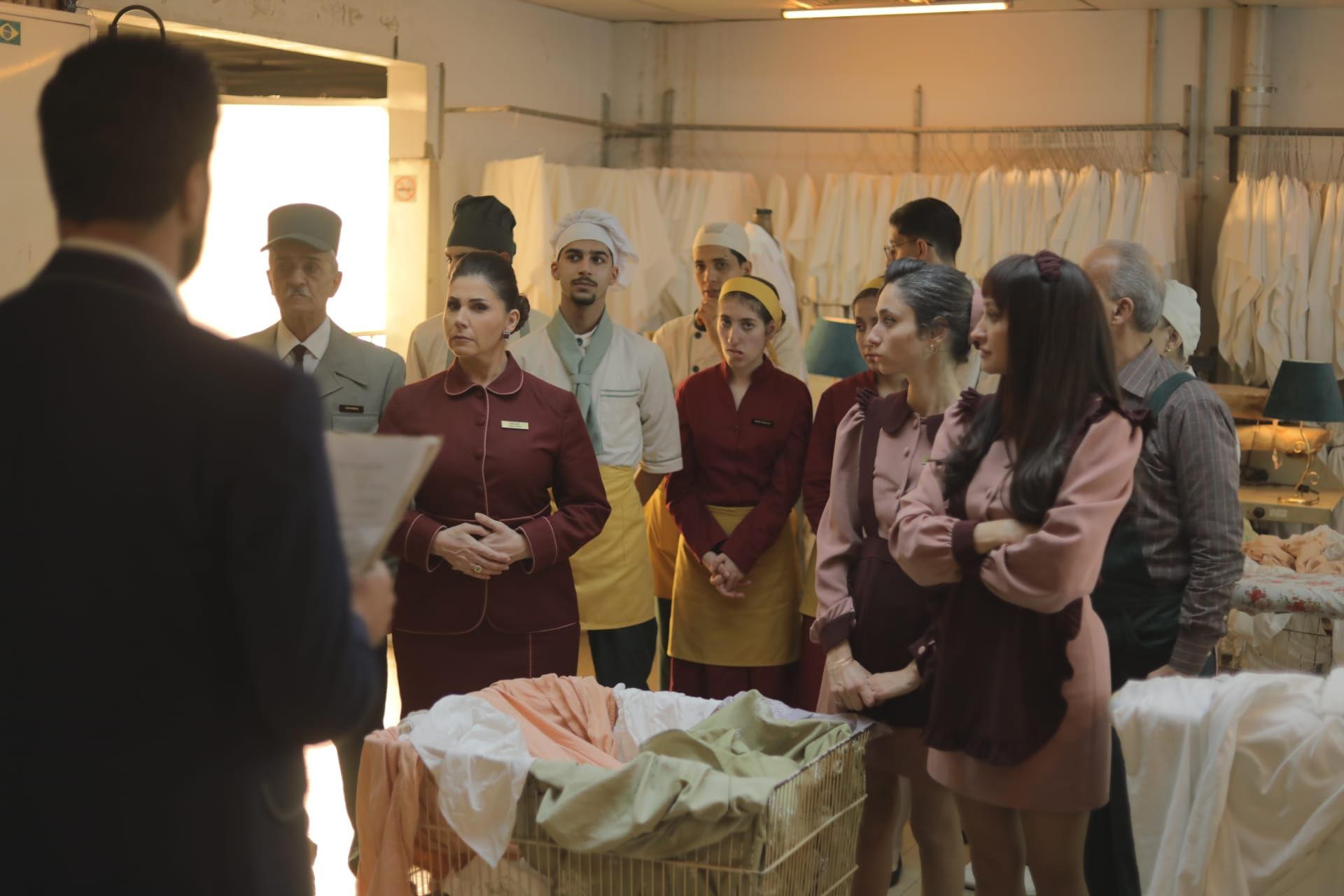 لقطة تجمع أبطال العمل، بينهما الممثلة اللبنانية جيسي عبدو، في الفندق.