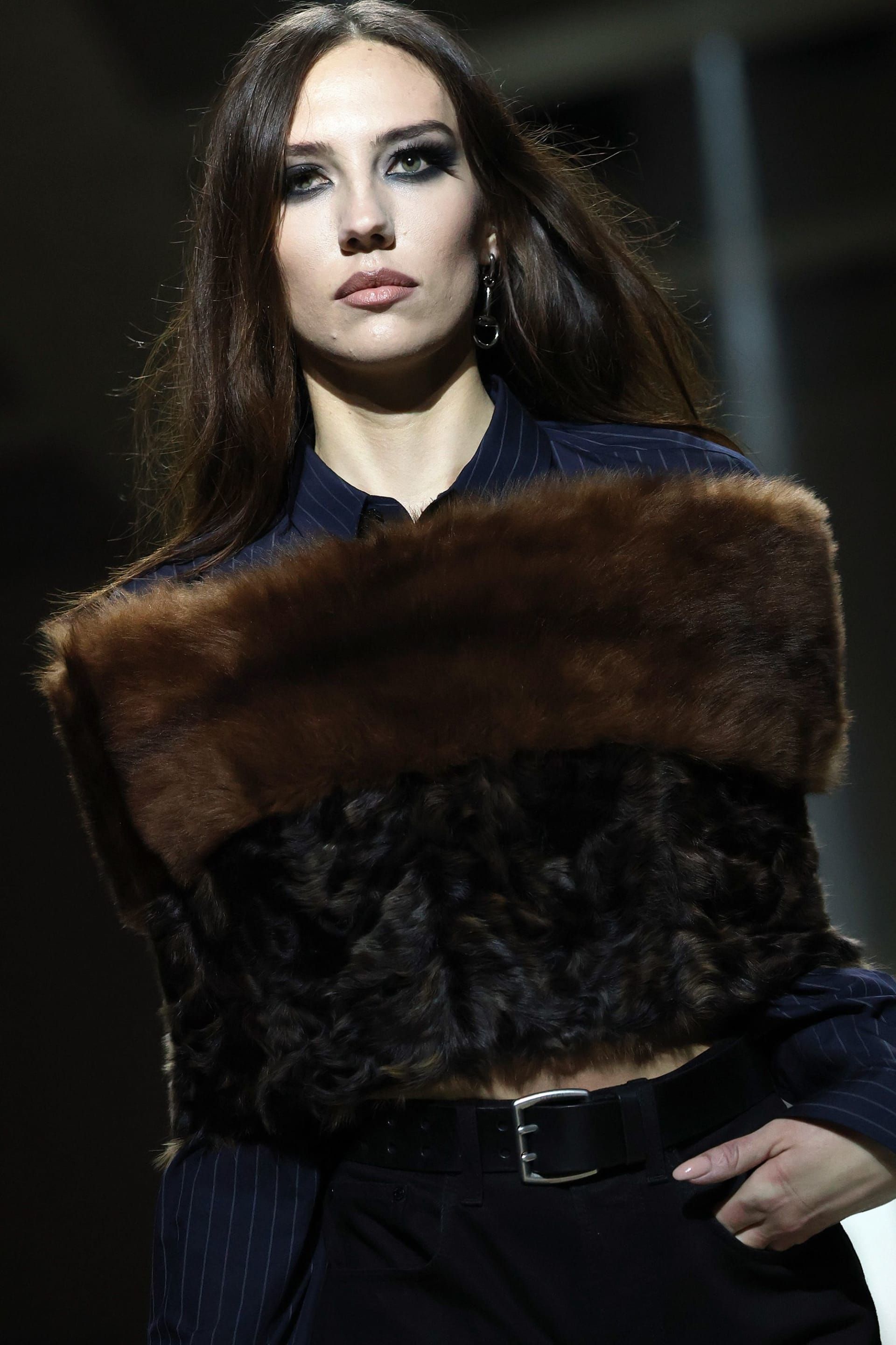 هل الفرو في عرض غوتشي الجديد طبيعي؟