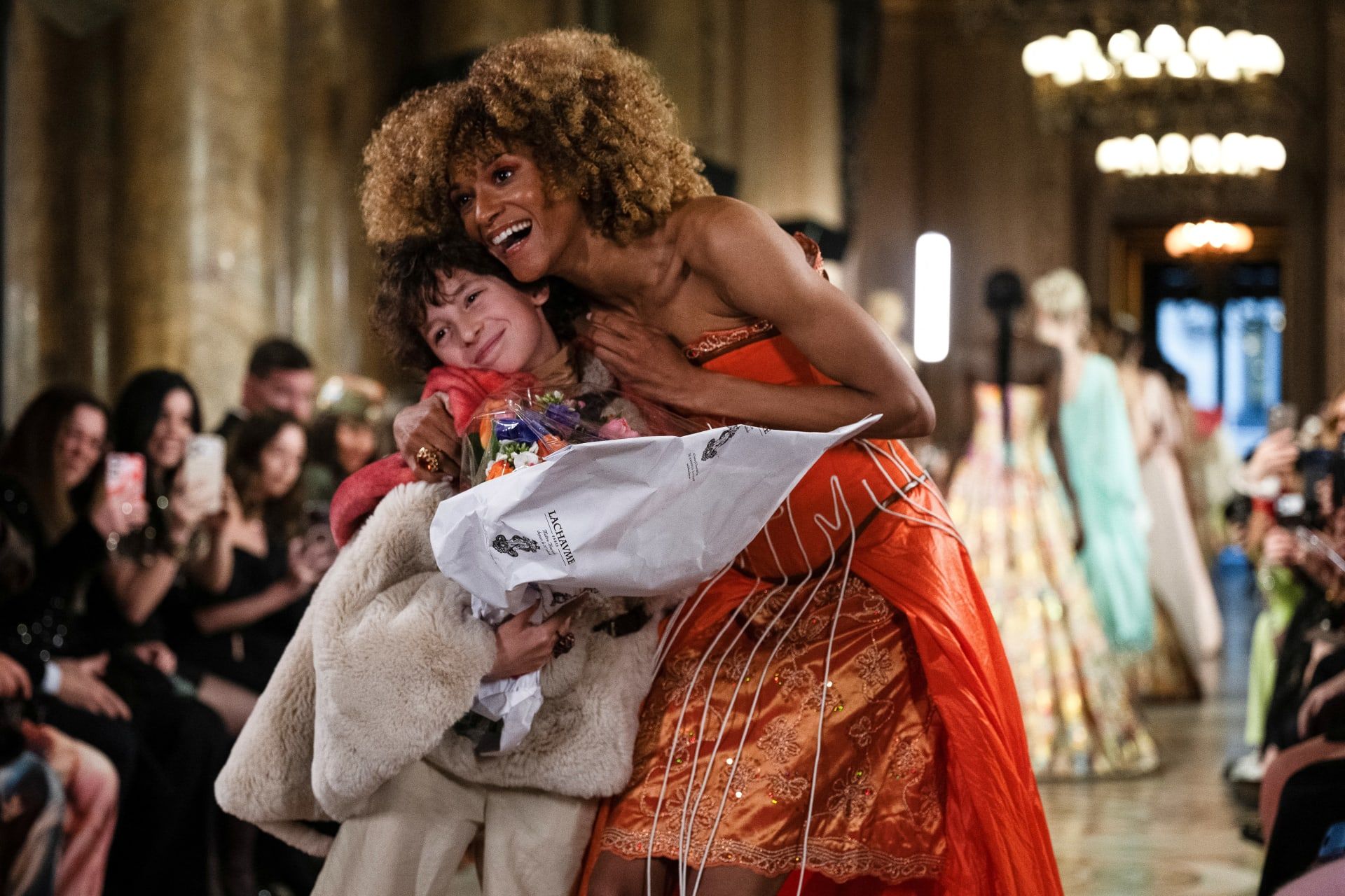 إحدى العارضات معانقة ألكساندر في ختام عرضه التاريخي.