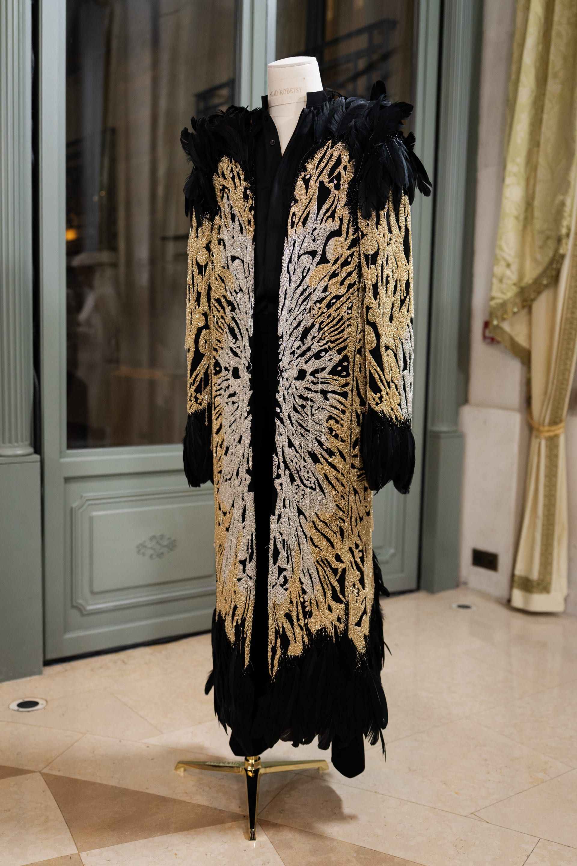 يحرص قبيسي على ابتكار توازن بين القطع المبتكرة والقابلة للارتداء.