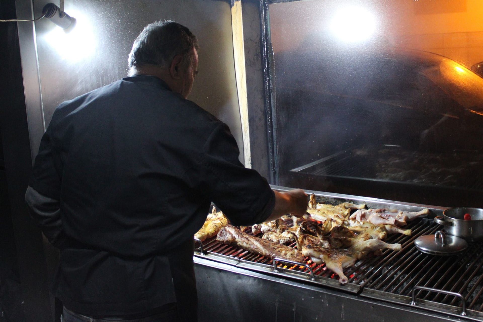 رفض صاحبه الكشف عن سر التتبيلة.. متجر متواضع في البرتغال يجذب موجة من السياح سبب وجبة دجاج مشوي