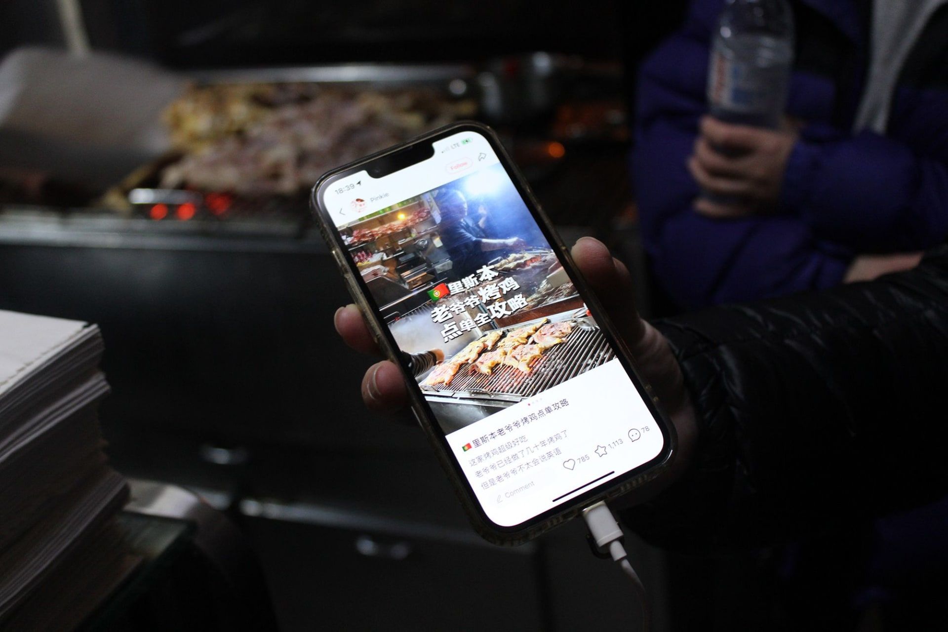 رفض صاحبه الكشف عن سر التتبيلة.. متجر متواضع في البرتغال يجذب موجة من السياح سبب وجبة دجاج مشوي