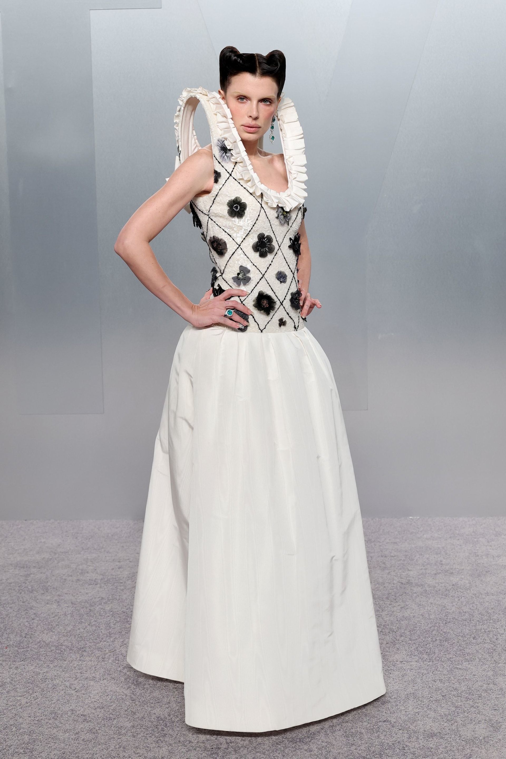 ارتدت الممثلة الأمريكية - الإيطاليّة جوليا فوكس فستاناً من دار Viktor & Rolf بتفاصيل أكتاف مبالغ فيها.