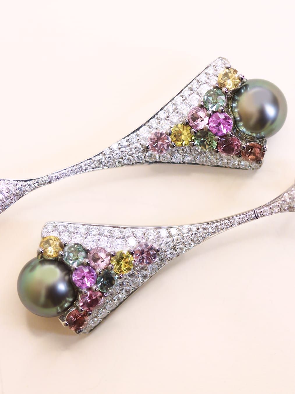 العلامة بين الأم والابنة تكاملية لابتكار قطعا تجمع بين الكلاسيكية والحداثة.