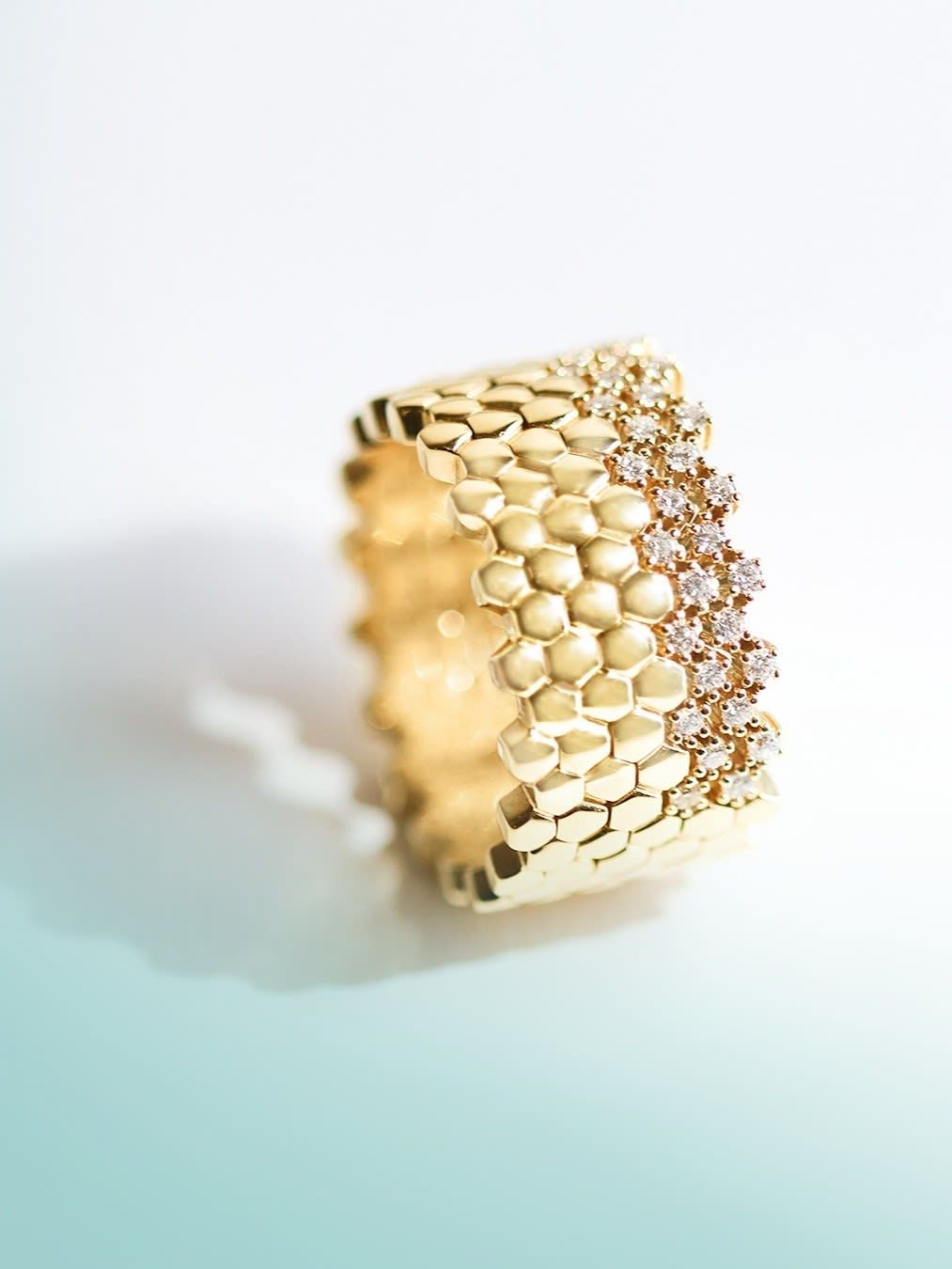 تشكّل الاختلافات مساحة حوار وتبادل بين الأم والابنة.