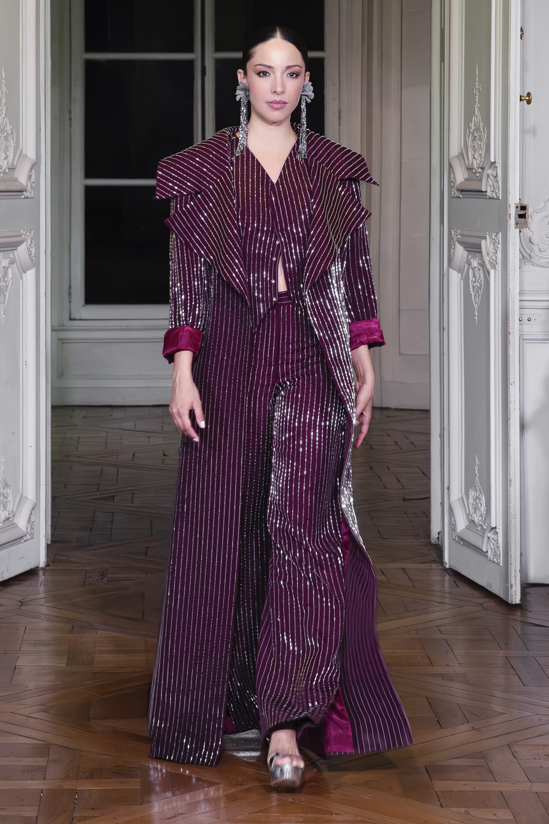 .وصفت أنسي المجموعة بأنّها تجسيد للحظة وصول إلى مرحلة أكثر نضجًا ووضوحًا مع الذات