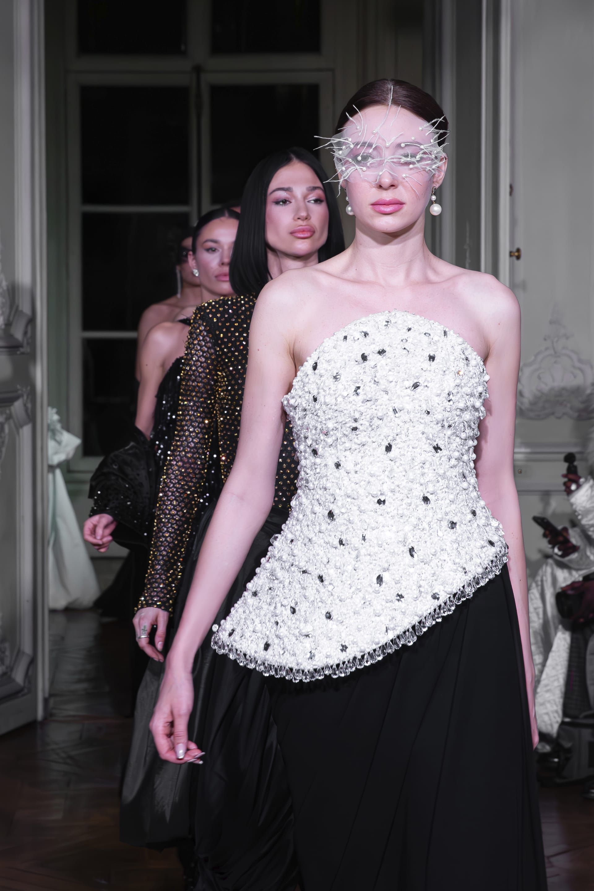 يأتي هذا العرض بعد مشاركة المصمّمة المصريّة في كل من لندن ونيويورك وميلانو.