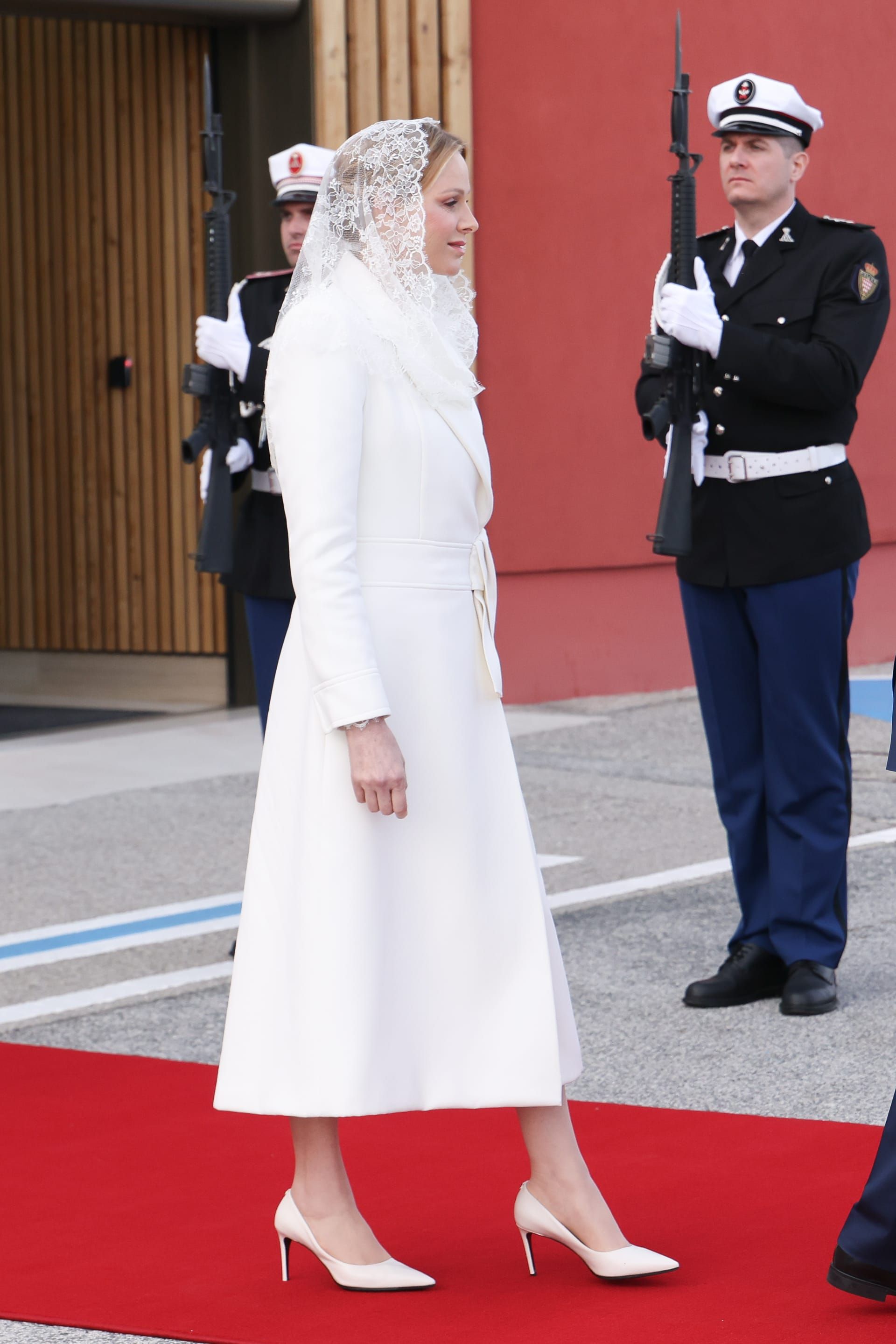 حملت إطلالة الأميرة شارلين باللون الأبيض توقيع المصمم اللبناني إيلي صعب.