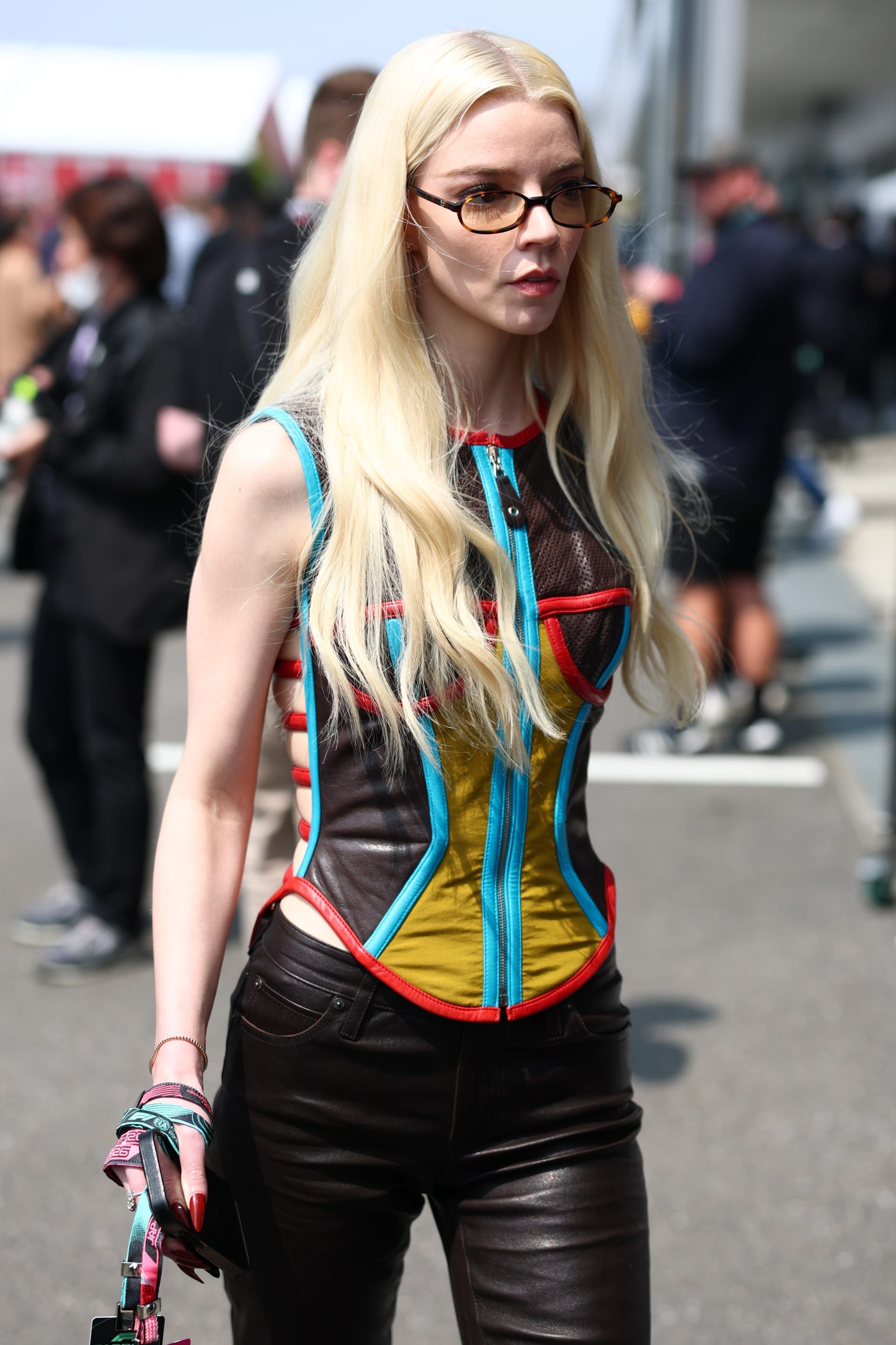 الممثلة الأمريكية آنيّا تايلور-جوي ترتدي كورسيه جلدي جريء من مجموعة المصمم الفرنسي جان-بول غوتييه لربيع 1991.