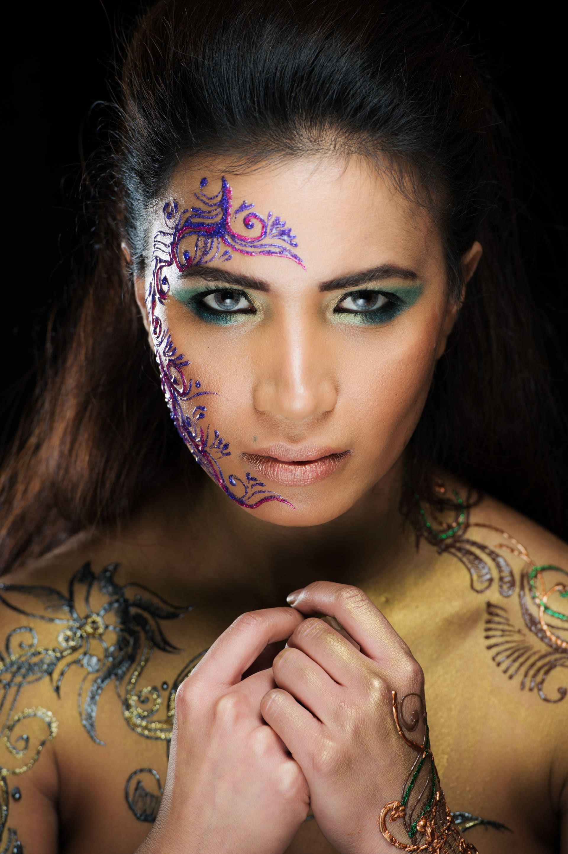 جلسة تصوير للفنانة البريطانية الهندية بافان أهلوواليه دهنجال في لندن.