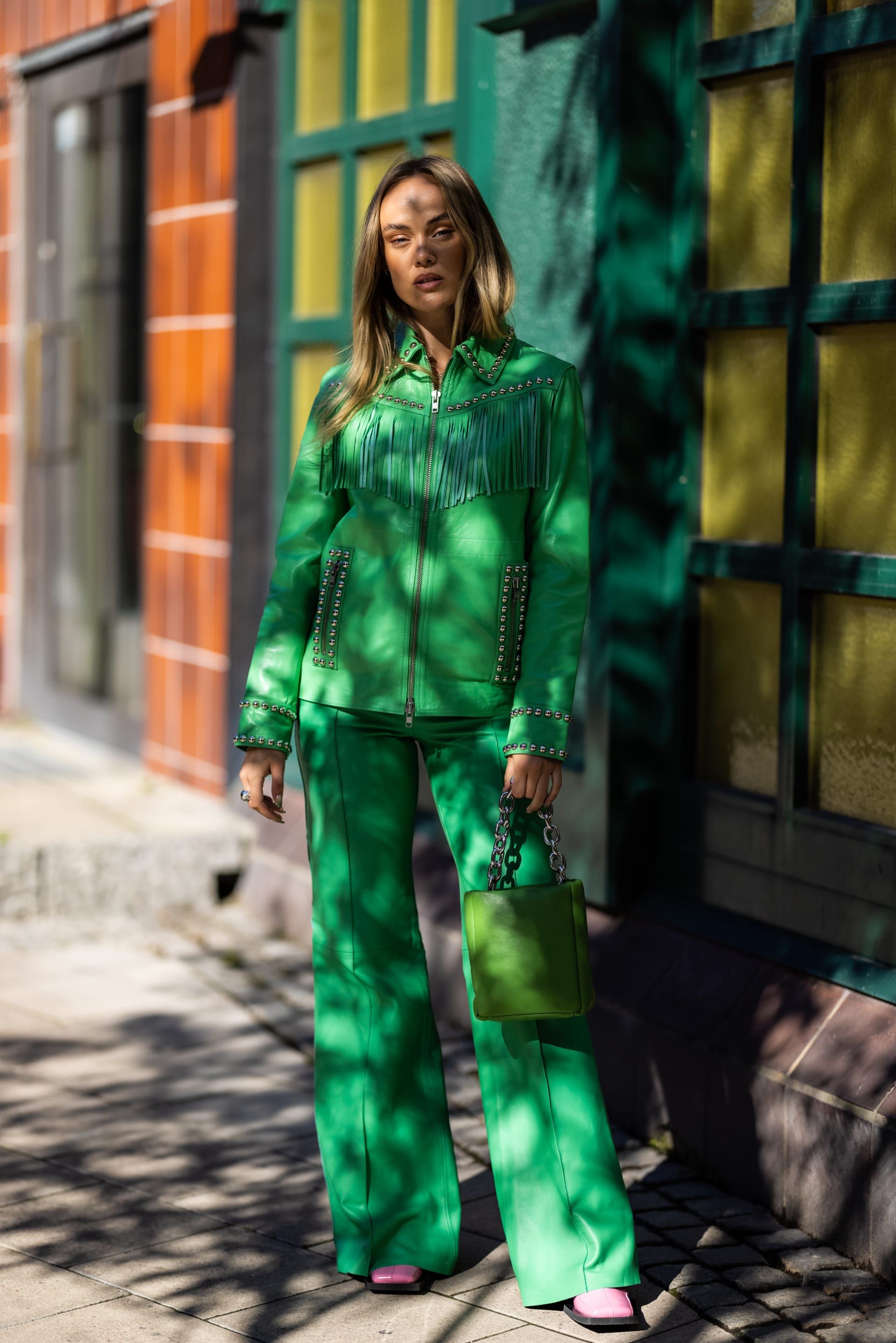 الألوان القويّة تسيطر على الصيحات أيضًا هذا الصيف.