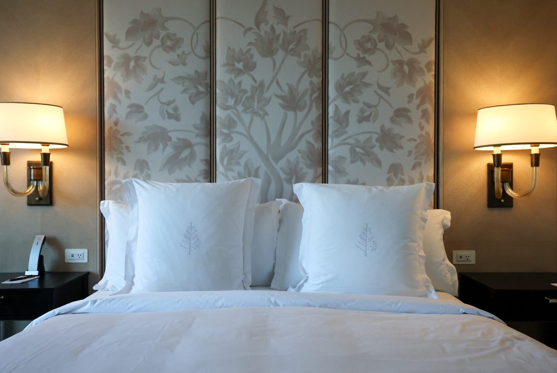يكمن السر الحقيقي وراء أناقة غرف الفنادق في العناية الدقيقة بكل التفاصيل.