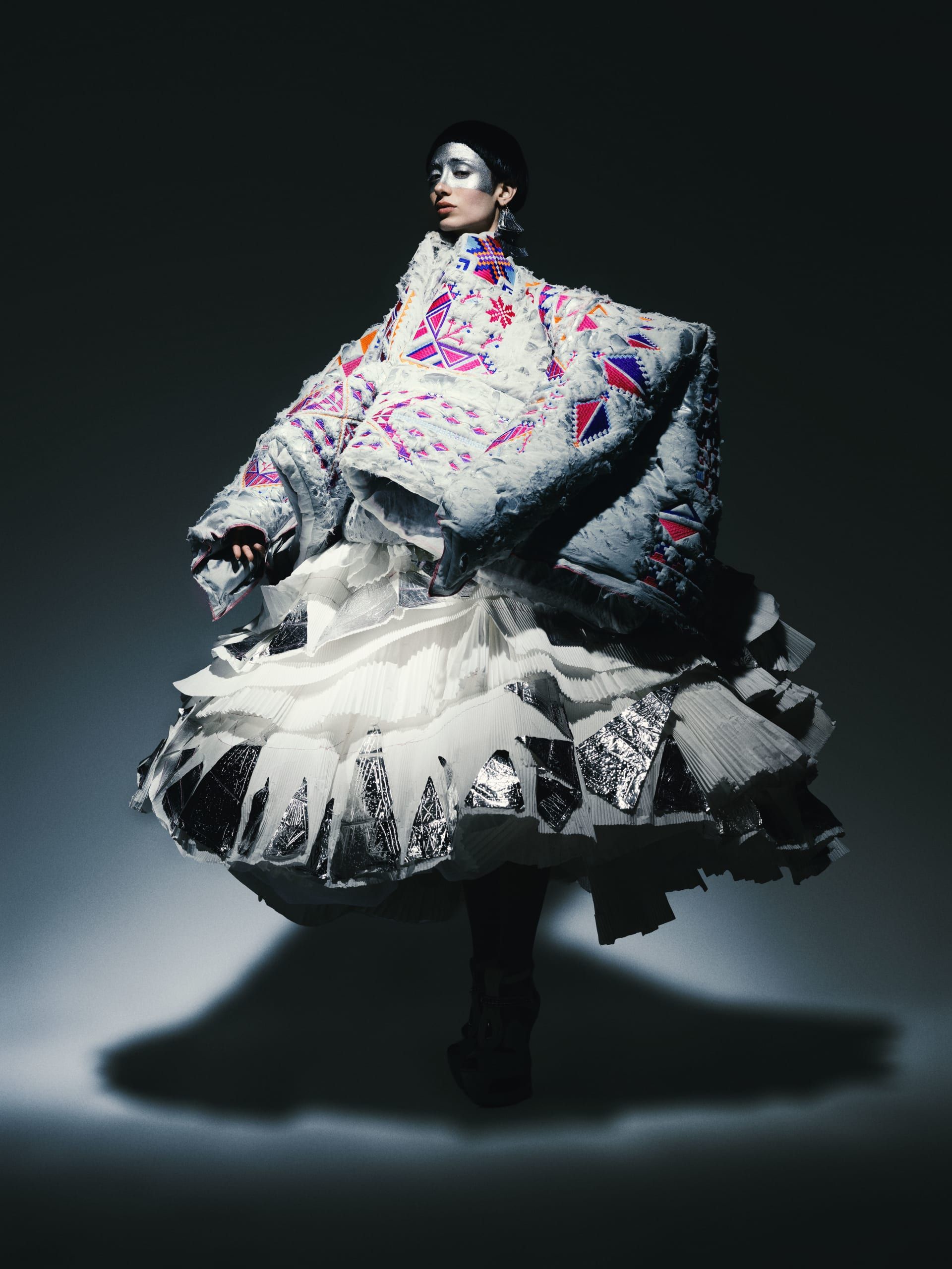 التزم أيهم حسن بالحفاظ على الحِرَف الفلسطينية، وهذا الالتزام لا يرتبط بالحنين إلى الماضي فحسب، بل بالاستمرارية والتمكين الاقتصادي.