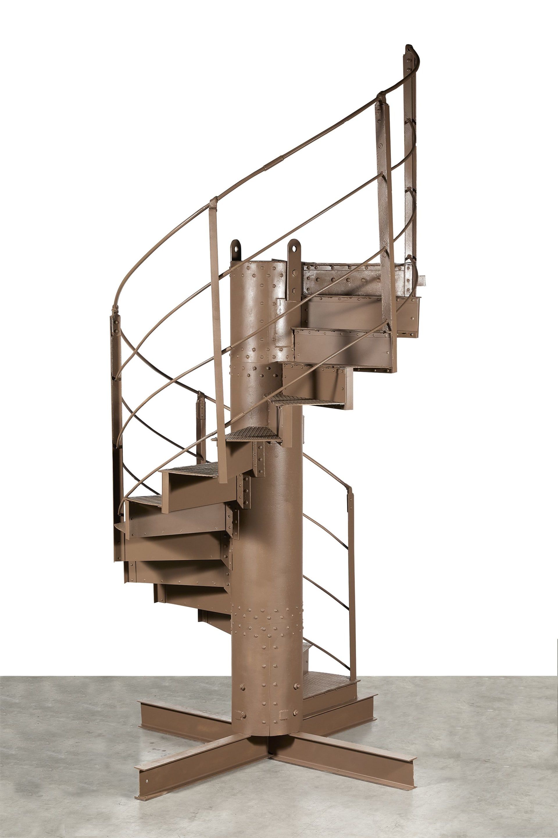 يضم القسم المُرمَّم من السلم الحلزوني 14 درجة.