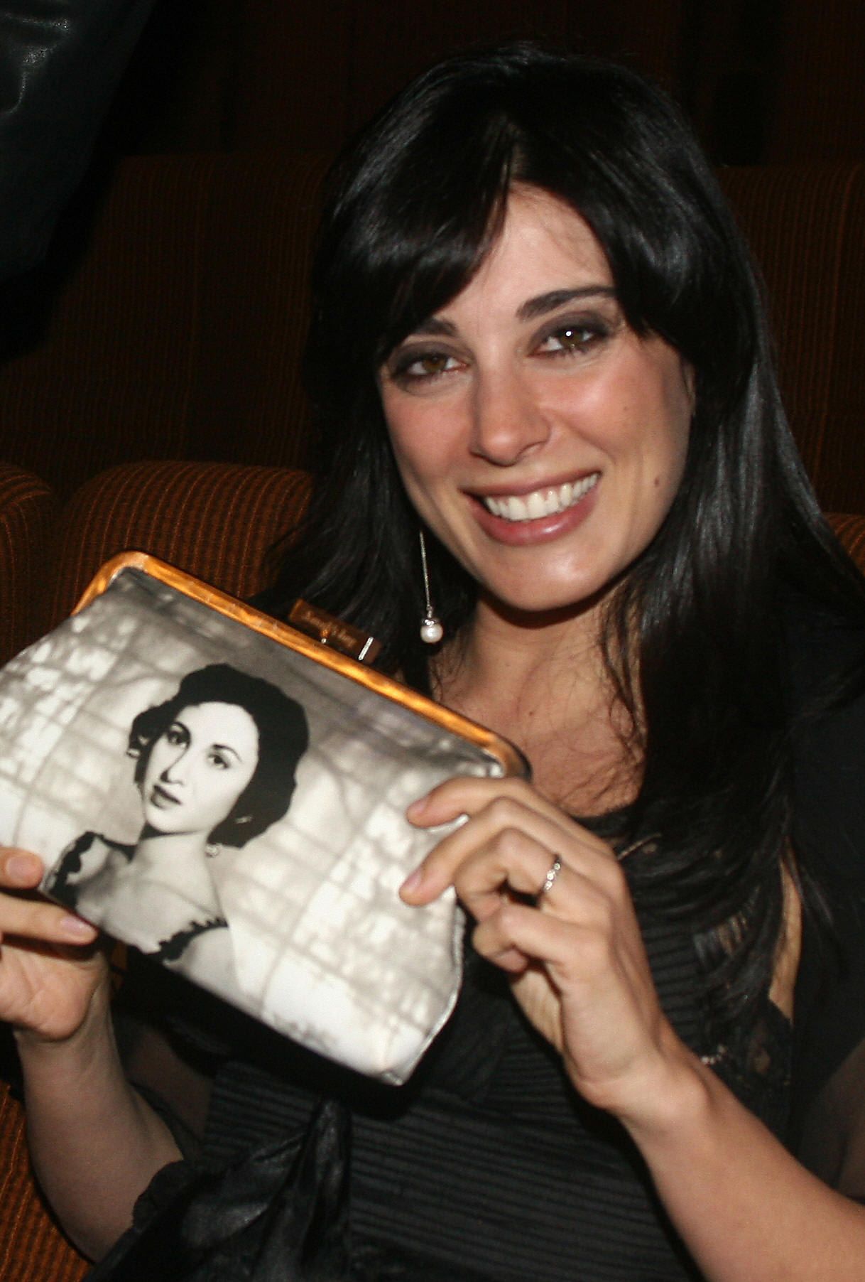 الممثلة والمخرجة اللبنانية نادين لبكي تحمل حقيبة تحمل صورة مطبوعة لفاتن حمامة.