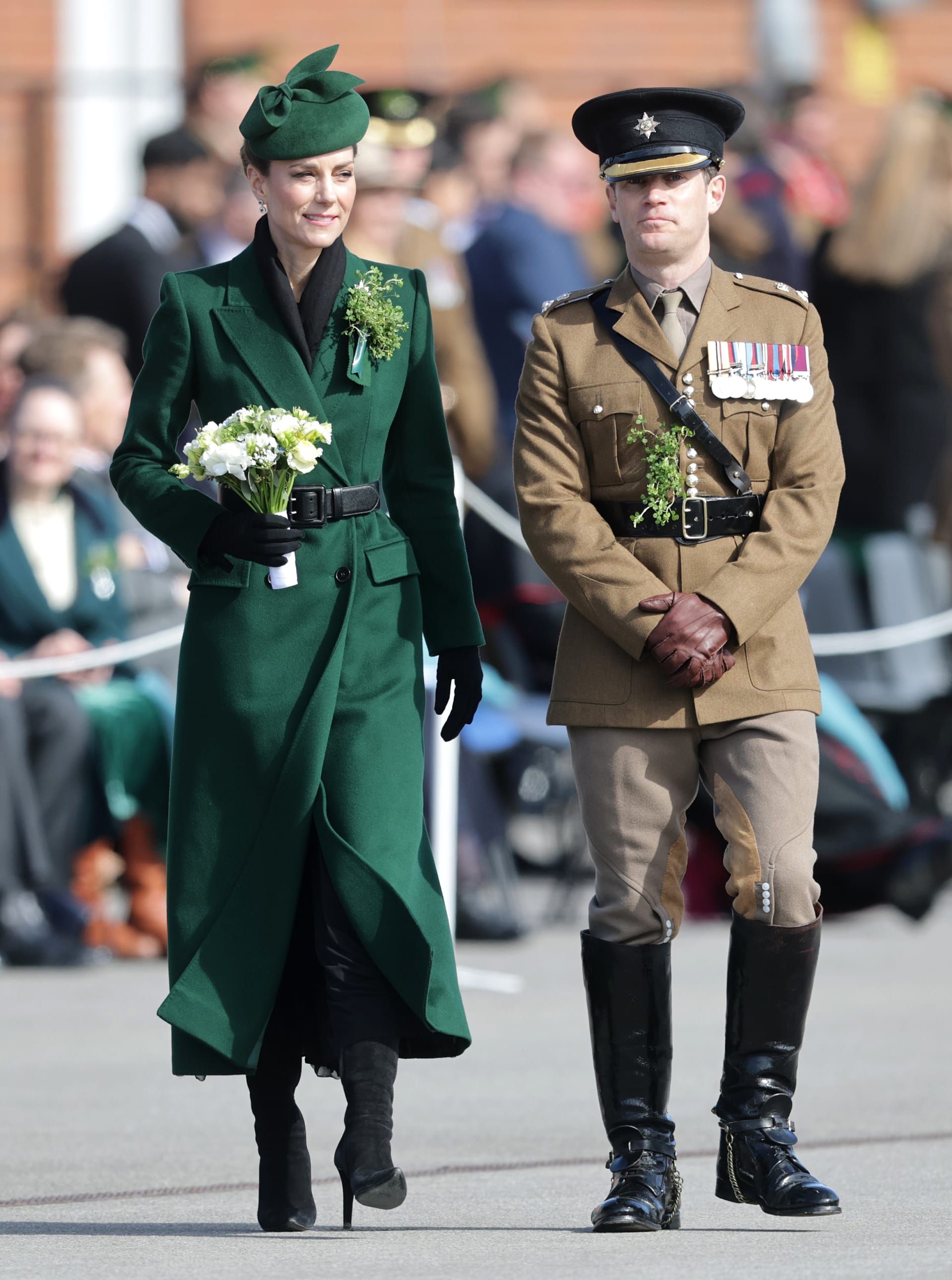 أعادت كيت ميدلتون ارتداء معطف أخضر طويل للمرّة الثالثة في موكب يوم القديس باتريك في ثكنات مونس بمدينة ألدرشوت البريطانية.