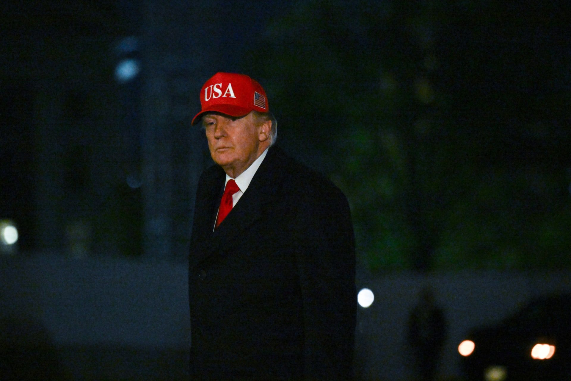 غالبًا ما ترافق ربطة العنق الحمراء إطلالات الرئيس الأمريكي دونالد ترامب.