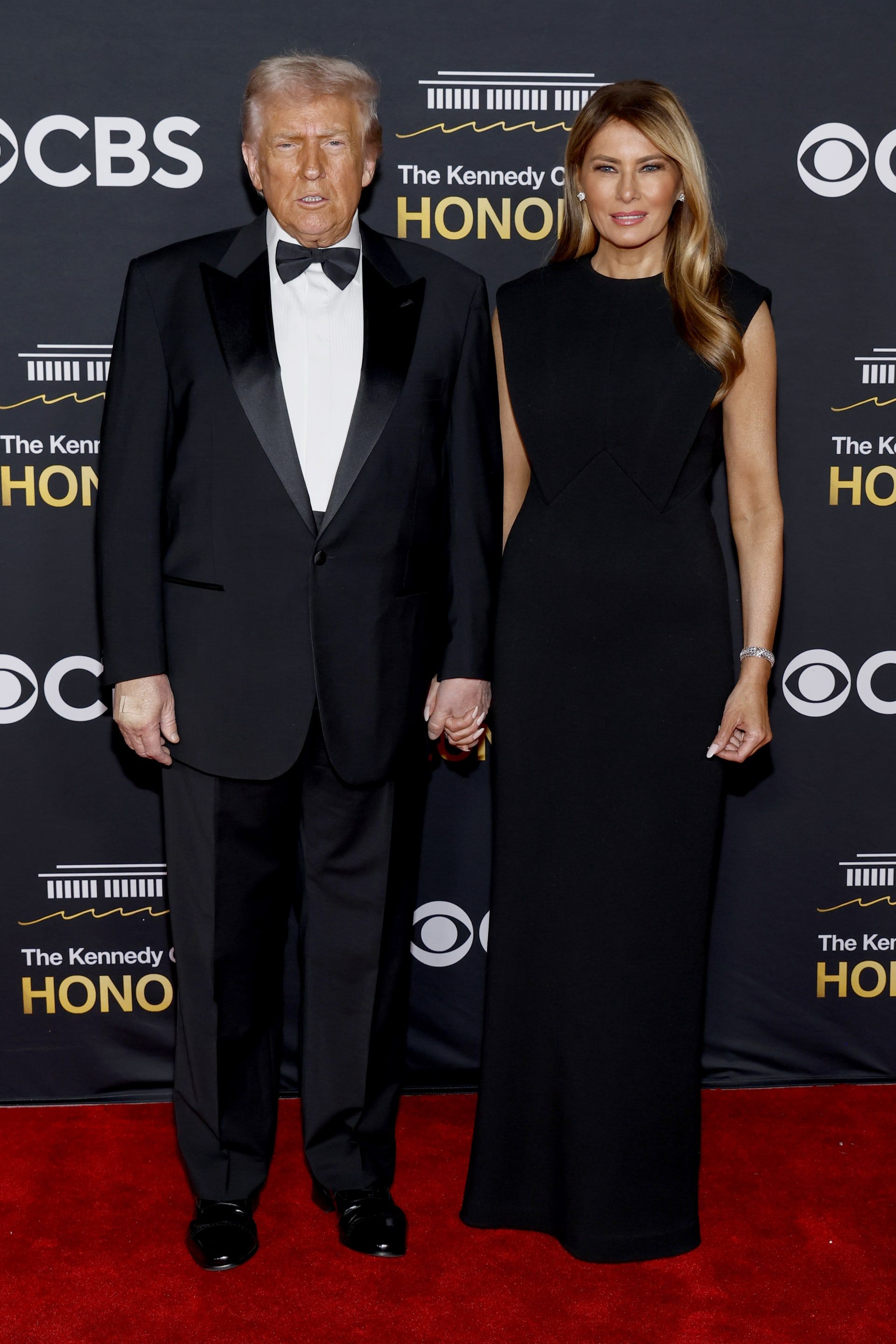 . تحل أحيانًا ربطة عنق الفراشة مكان الربطة الكلاسيكية على السجّادة الحمراء