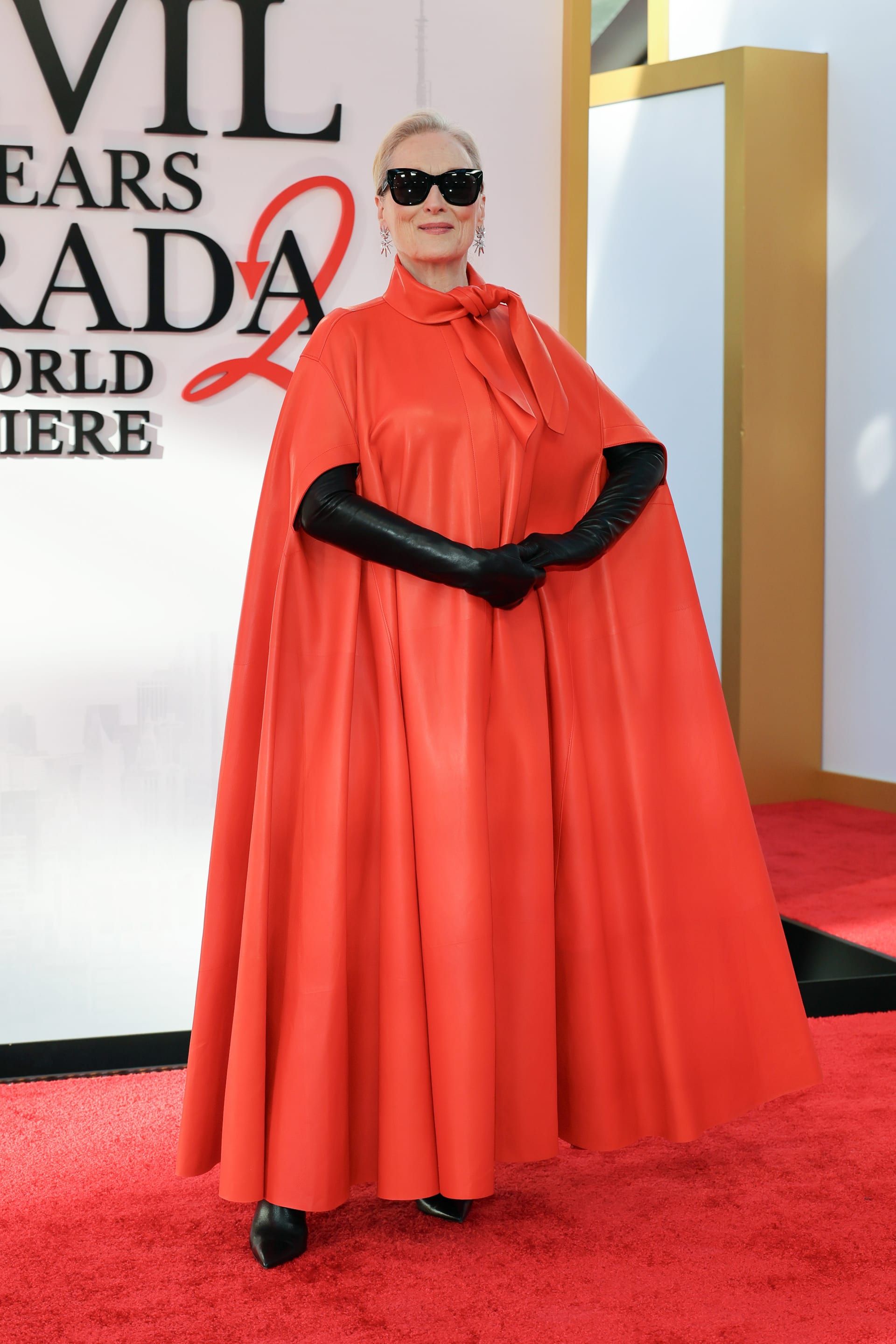 .الرداء الأحمر والقفازات السوداء في إطلالة درامية للممثّلة الأمريكية ميريل ستريب