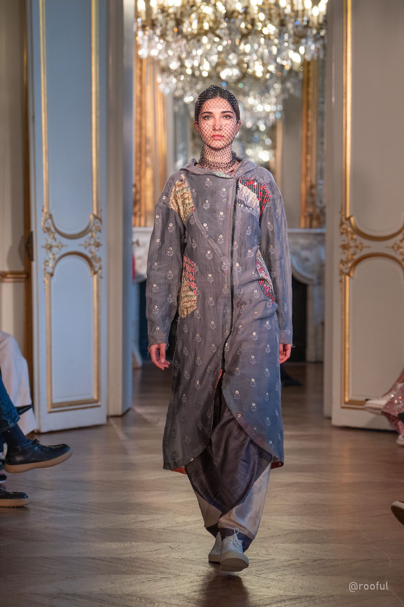 .تروي مجموعة المصممة الهندية شهنا حسين تحوّل المرأة للعودة إلى ذاتها عبر عشر إطلالات تمثّل فصول الرحلة