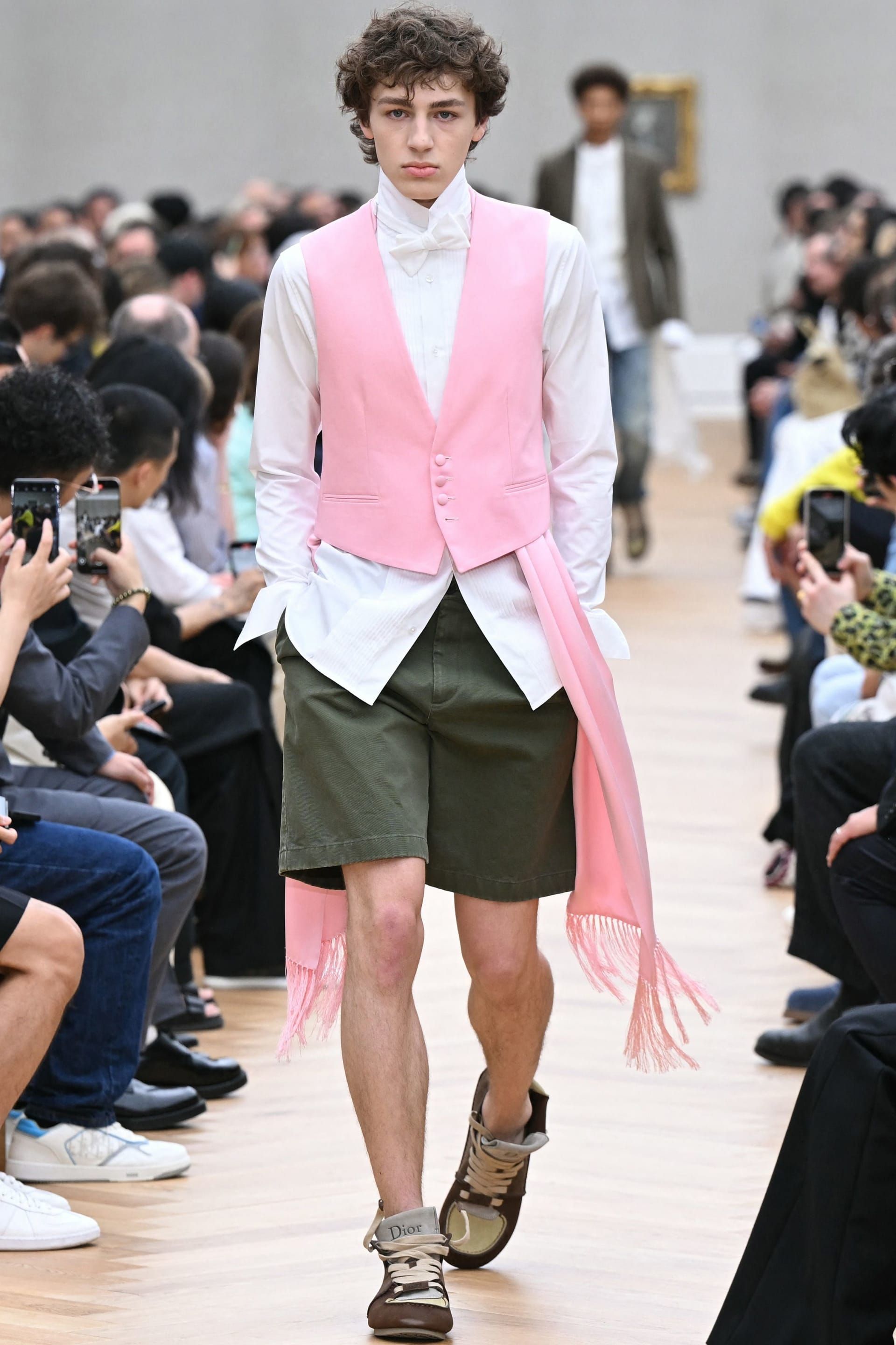 .كانت الإطلالات نسخًا مصغّرة ومعدّلة من تصاميم مجموعة ديور لربيع–صيف 2026 للرجال