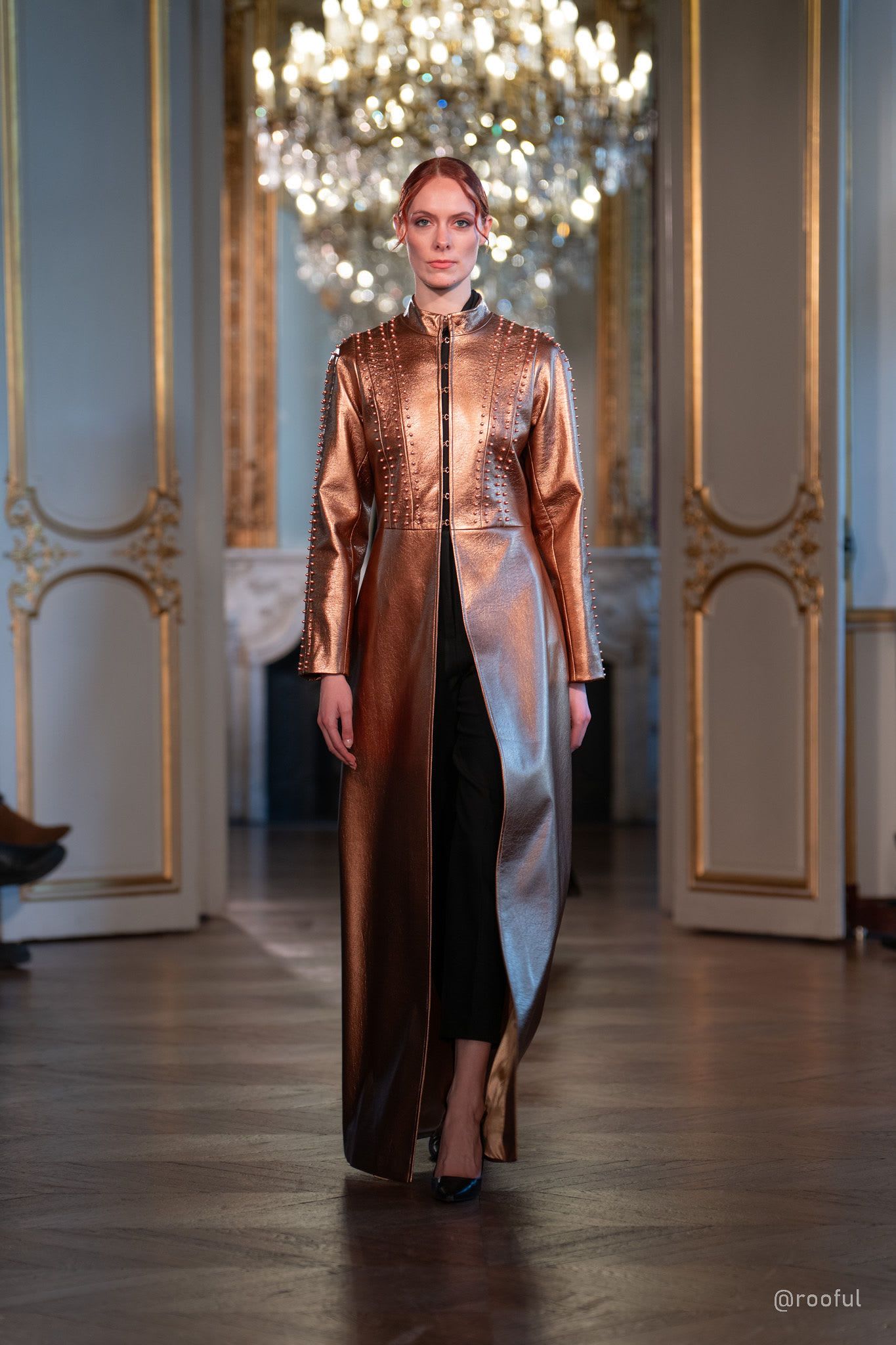 .اعتمدت المجموعة على أقمشة فاخرة مثل المخمل، والحرير، والجاكار، والتافتا، مع بطانات من الساتان المصقول