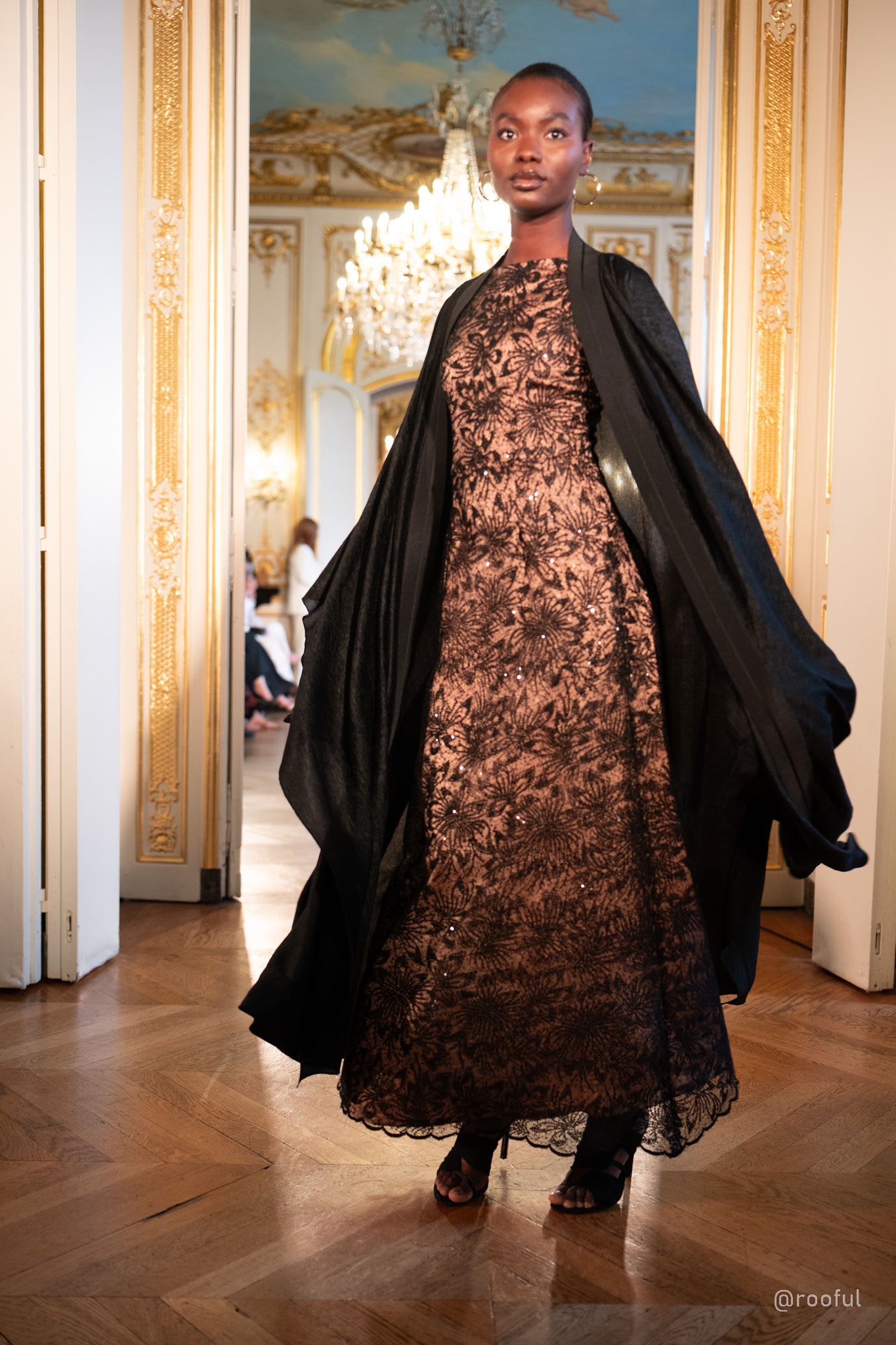 .أكدت المهندي أن الابتكار الحقيقي لا يعني التخلي عن الهوية، بل تطويرها وتقديمها بصيغة جديدة تناسب المرأة العصرية