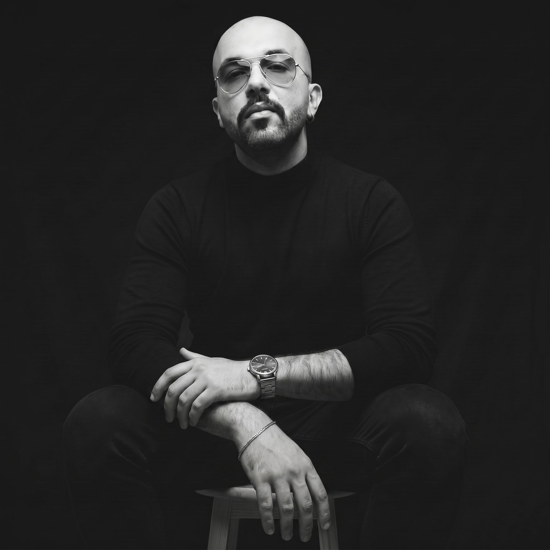 .يمزج عزيز صبري بين تصميم الأزياء، وتصميم الأزياء المسرحية، والرسم التصويري للأزياء