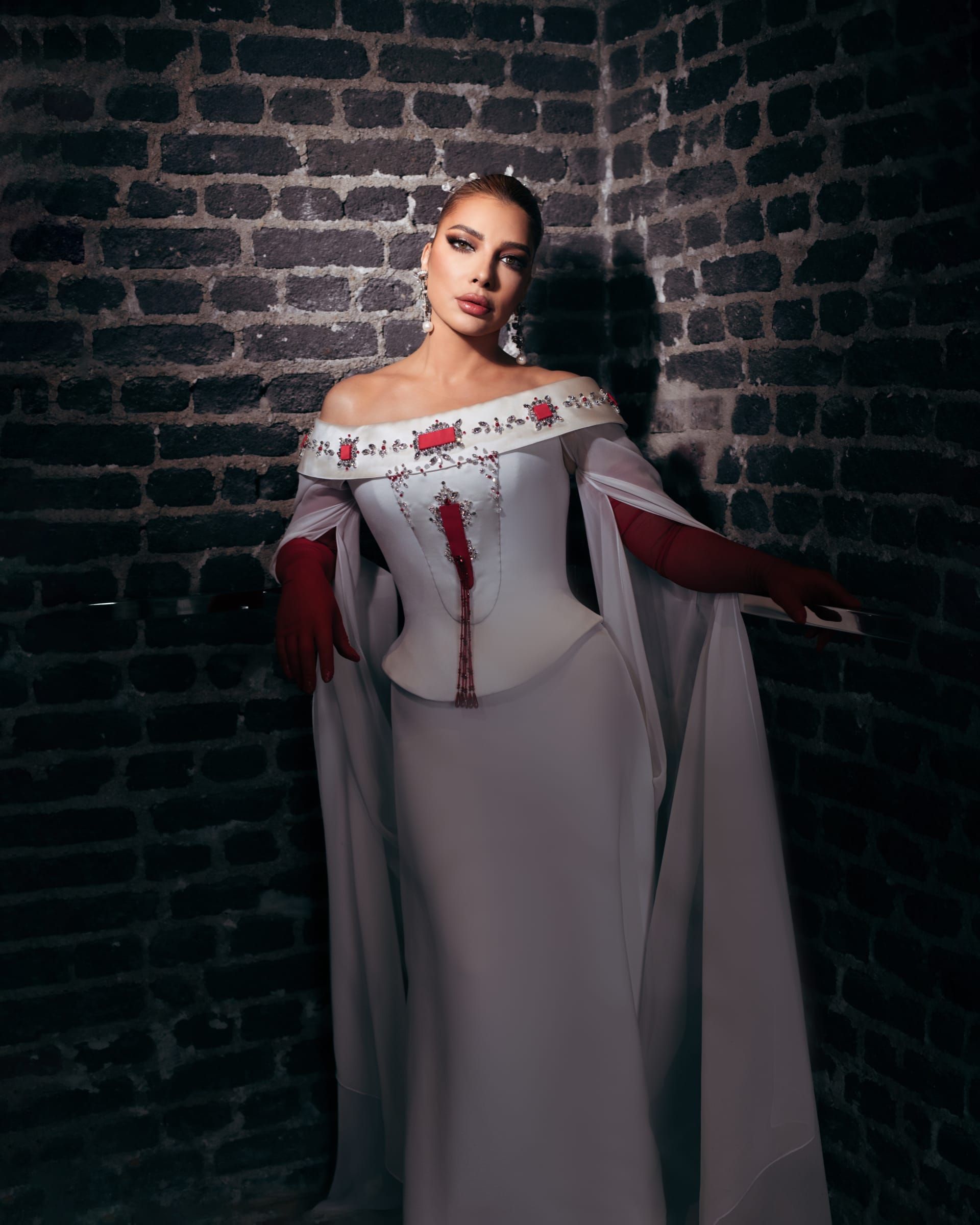 إنّ اختيار اللون الأبيض مع لمسات حمراء لافتة لم يكن عفوياً، بل محمّلاً بدلالات وطنية ورمزيّة عميقة.