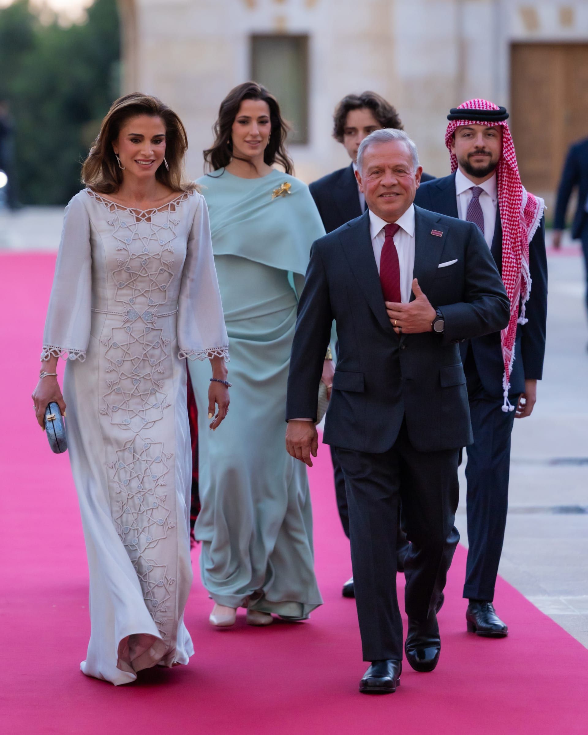 العائلة المالكة الهاشمية عند وصولها إلى الحفل الذي أقيم بمناسبة عيد الاستقلال الثمانين للمملكة الأردنية الهاشمية.