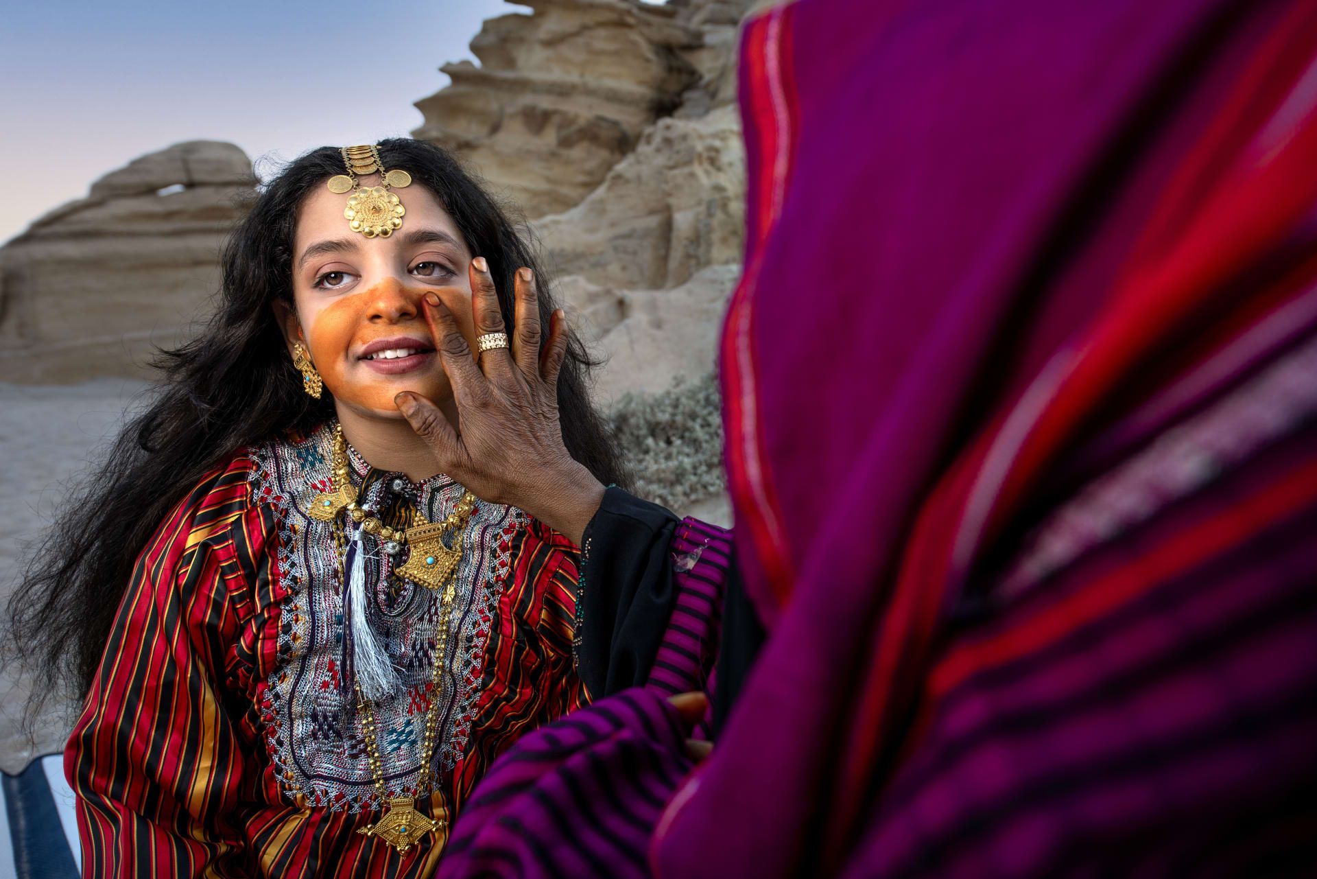 زينة من عبق الماضي.. مصور يوثق طقسًا جماليًا لافتًا لنساء سلطنة عُمان