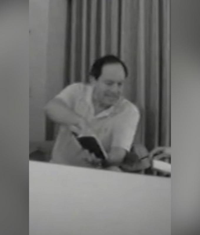 متابعة: ما كشفه كان صادما.. فيديو يُظهر خادم إبستين يبيع "دفتر عناوين إبستين"