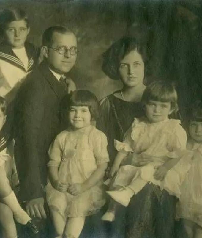 لعنة
      آل
      كينيدي
      وأسرارهم
      من
      الأجداد
      إلى
      الأحفاد...
      قريباً
      على
      «نتفليكس»