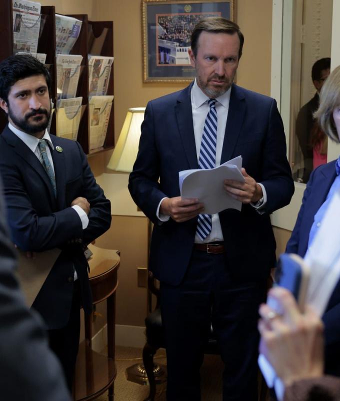 سيناتور بعد حضور ملخص سري: خطط ترامب حول إيران "غير متماسكة"