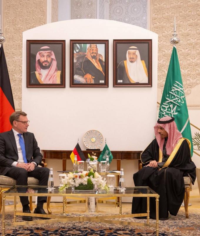 فيصل
      بن
      فرحان
      يبحث
      الاعتداءات
      الإيرانية
      مع
      روبيو
      وفاديفول