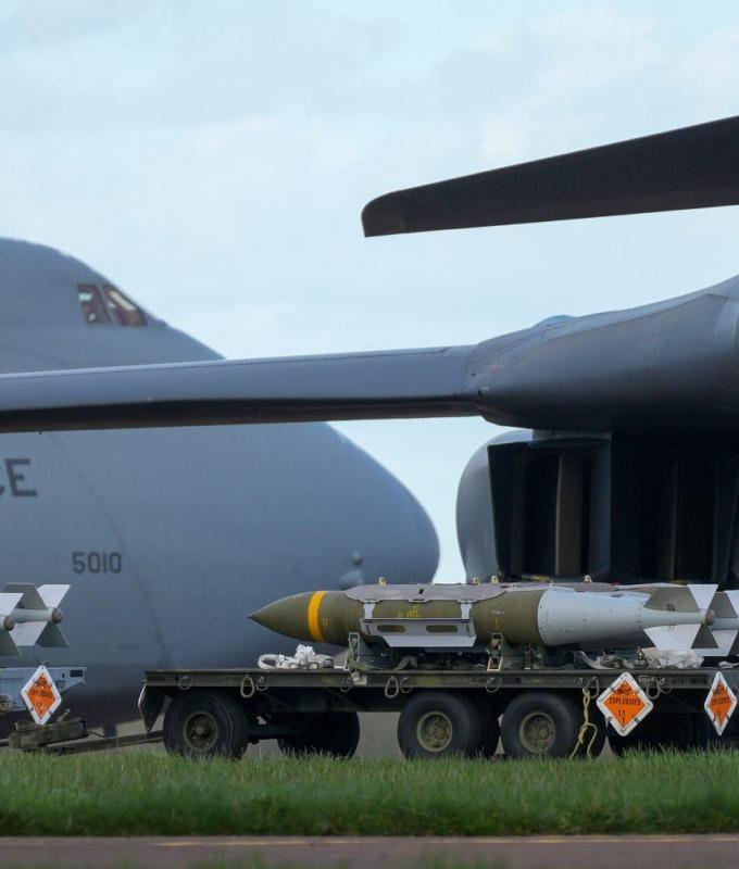 متابعة: نشر لقطات لقاذفات B-1 الأمريكية تُحمّل بذخائر قادرة على تدمير أهداف بأعماق الأرض.. ما الرسالة؟