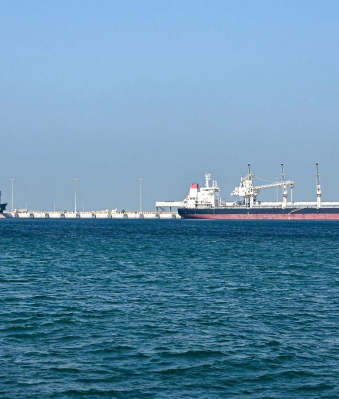 السعودية تحول التجارة إلى موانئها الغربية لتجنب مضيق هرمز