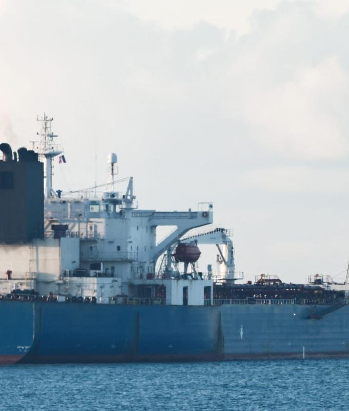 إدارة ترامب ترفع مؤقتاً العقوبات المفروضة على النفط الروسي العالق في البحر