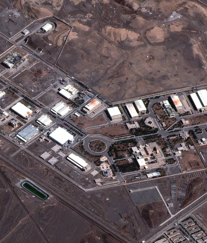 ترمب:
      إيران
      «مهزومة
      تماماً...
      وتريد
      إبرام
      اتفاق»