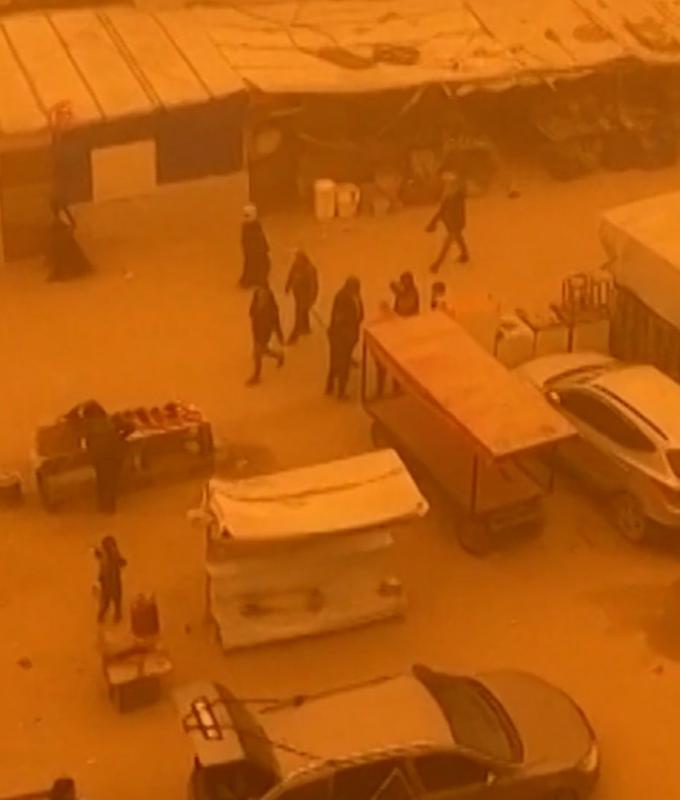 عاصفة رملية في غزة تُدمر مخيمات الفلسطينيين النازحين.. وتحول السماء إلى لون برتقالي فاقع