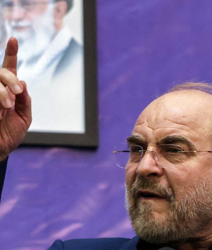 رئيس البرلمان الإيراني يسخر من مزاعم ترامب بـ"هزيمة" بلاده