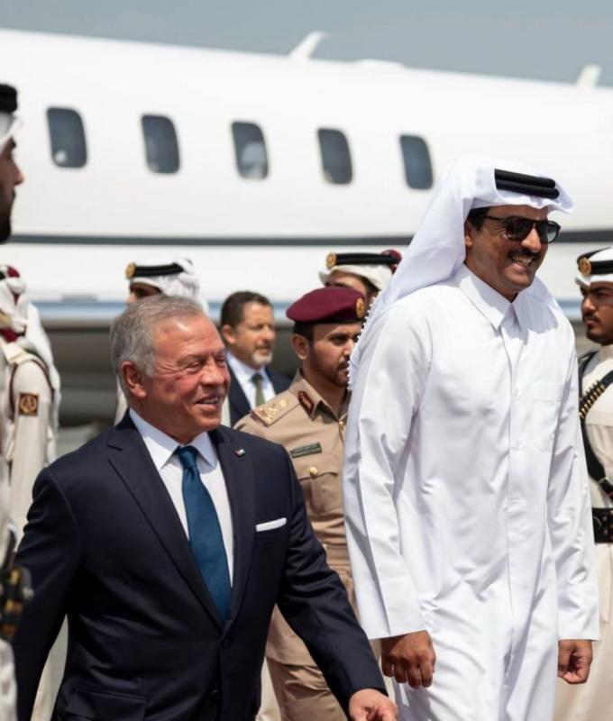 سمو الأمير يتقدم مستقبلي ملك الأردن